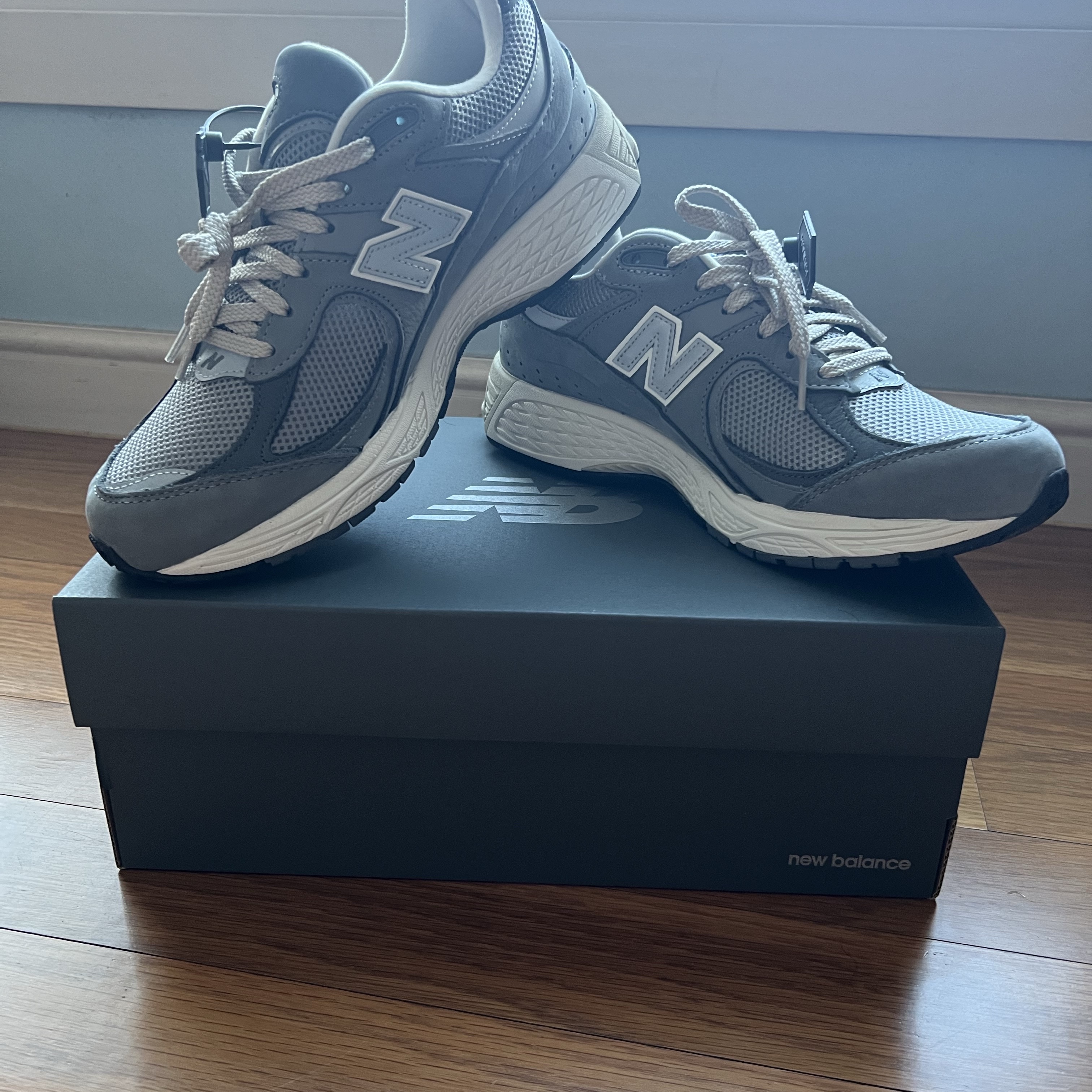 New Balance 2002R Premium Vintage Grey 착용 스타일