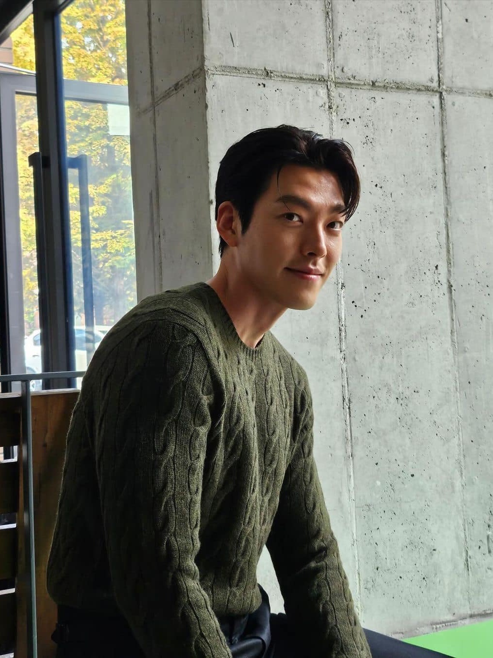 Supreme Applique Cable Knit Sweater Ivory - 23FW, Saenginstudios Shetland Pure Wool Cardigan Navy 착용 스타일 - 3