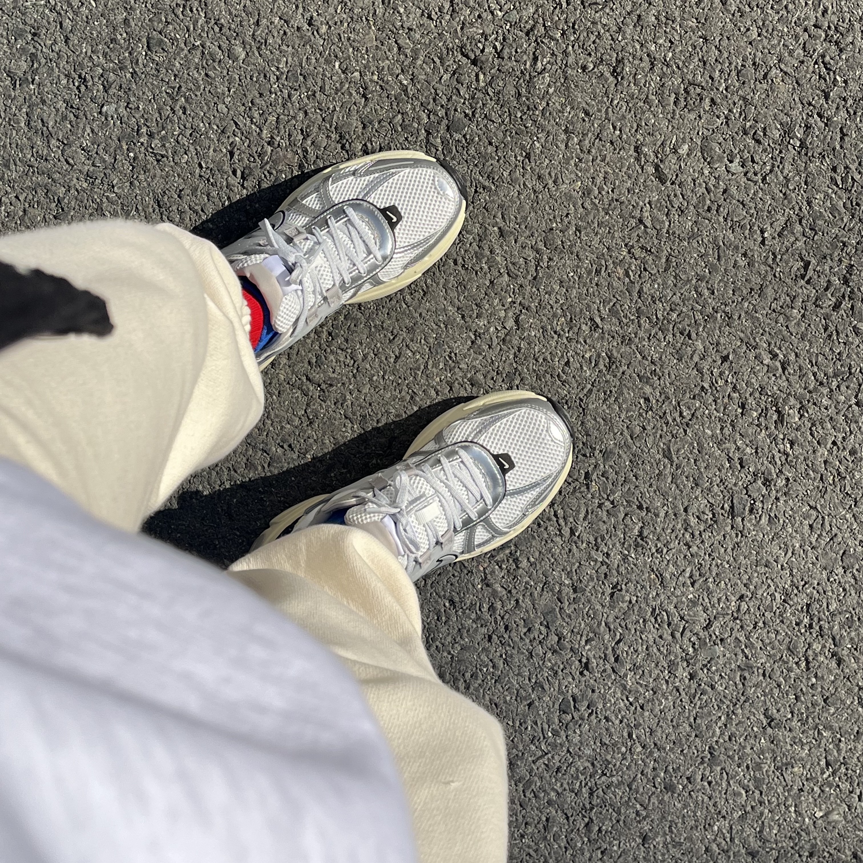 Nike V2K Run Summit White Metallic Silver 착용 스타일