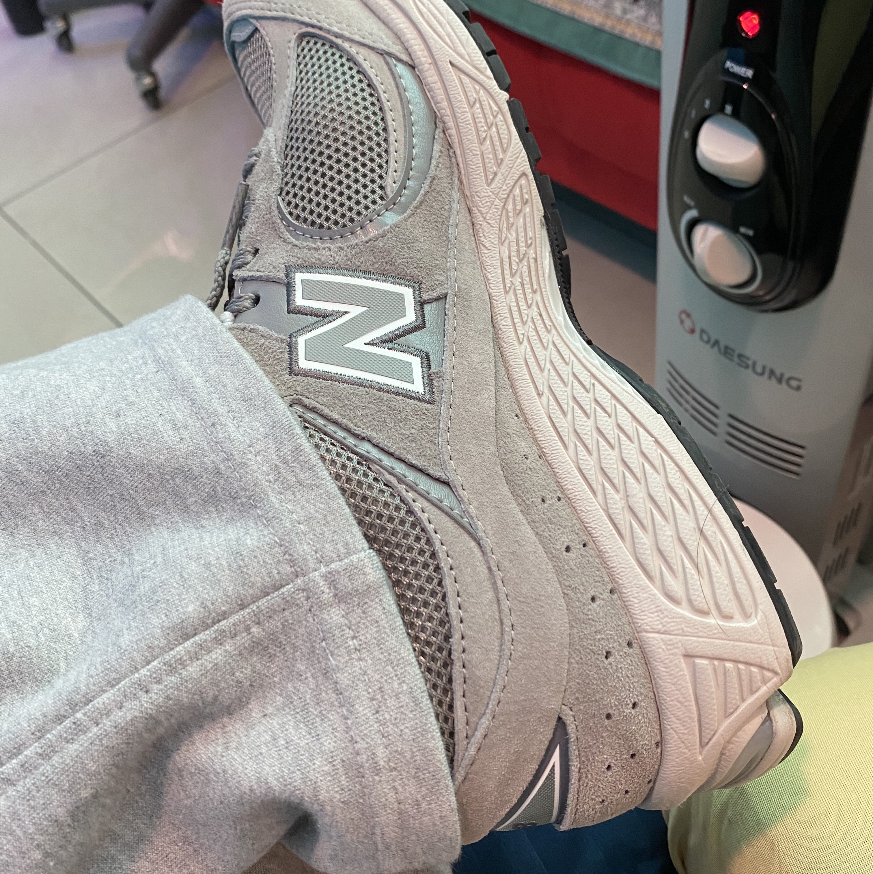 New Balance 2002R Grey 착용 스타일