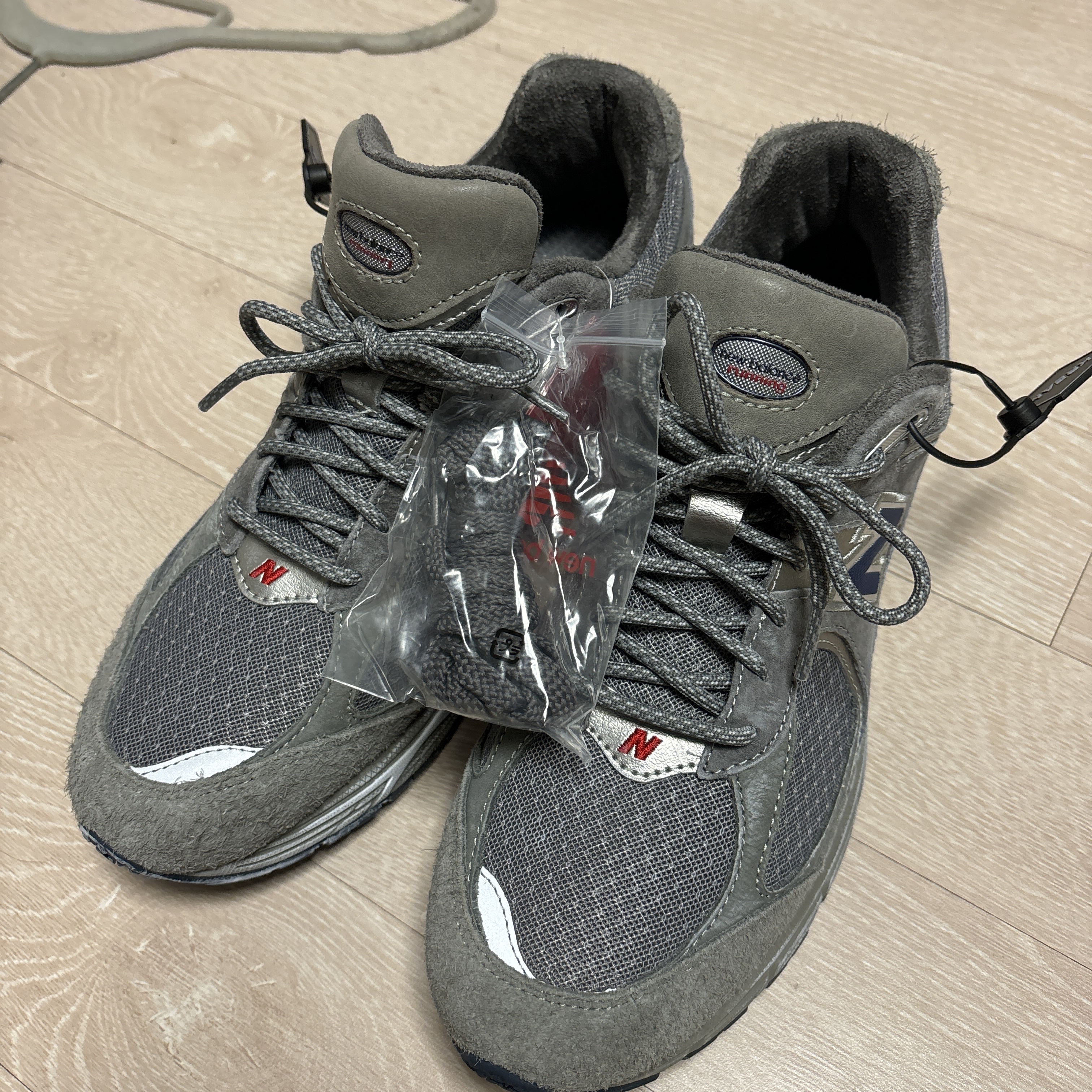 New Balance 2002R Premium Vintage Grey 착용 스타일