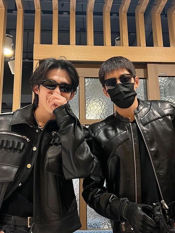Gentle Monster x Maison Margiela MM005 Black Black, [KREAM 단독] Jacquemus Les Lunettes Baci Square D Frame Sunglasses Multi Black 착용 스타일 - 5
