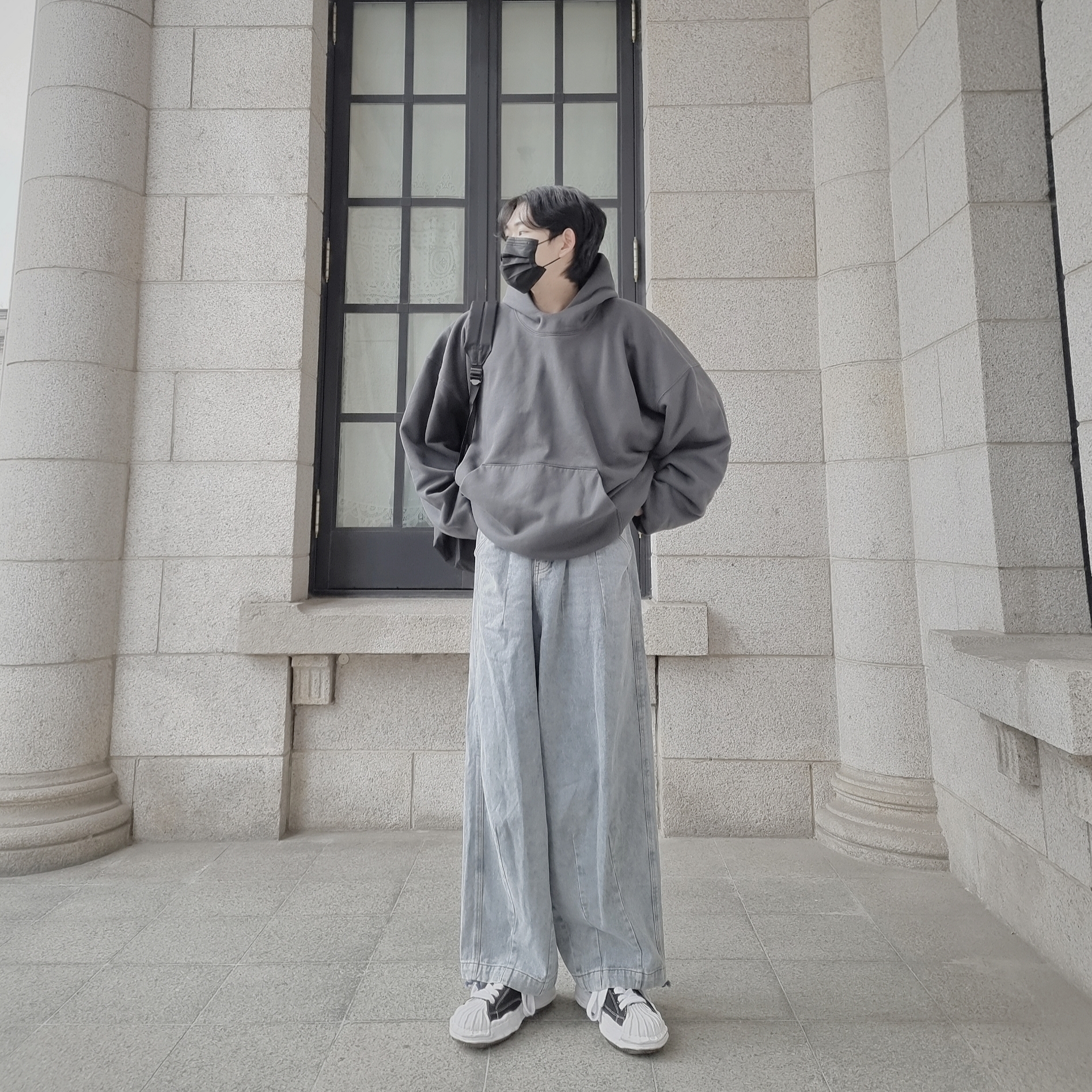 Yeezy Gap Engineered By Balenciaga Dove Hoodie Black, Maison Mihara Yasuhiro Blakey OG Sole Canvas Low-top Sneakers Black White 착용 스타일