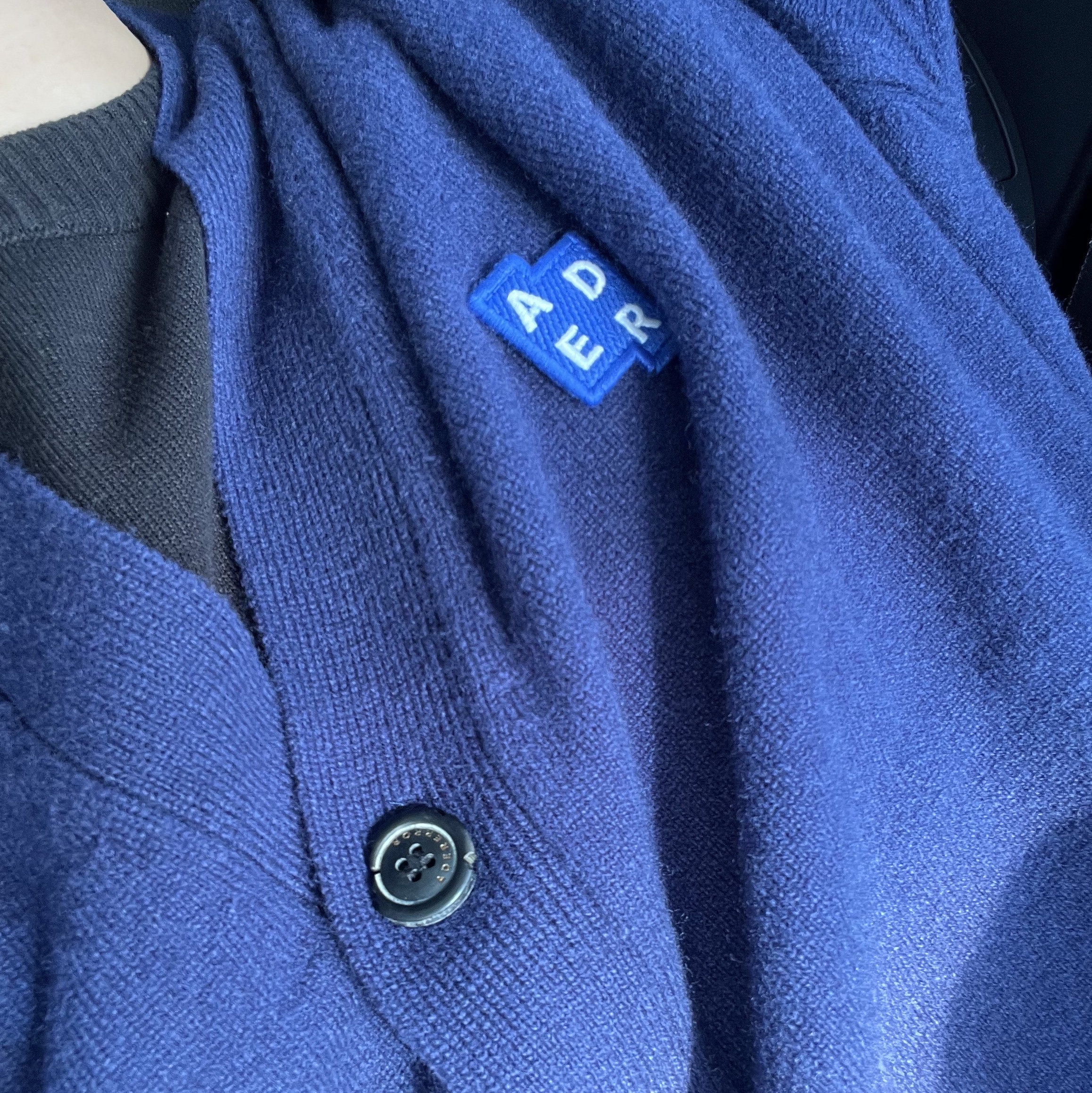 Ader Error Sig; TRS/BL Tag Cardigan 02 Navy 착용 스타일