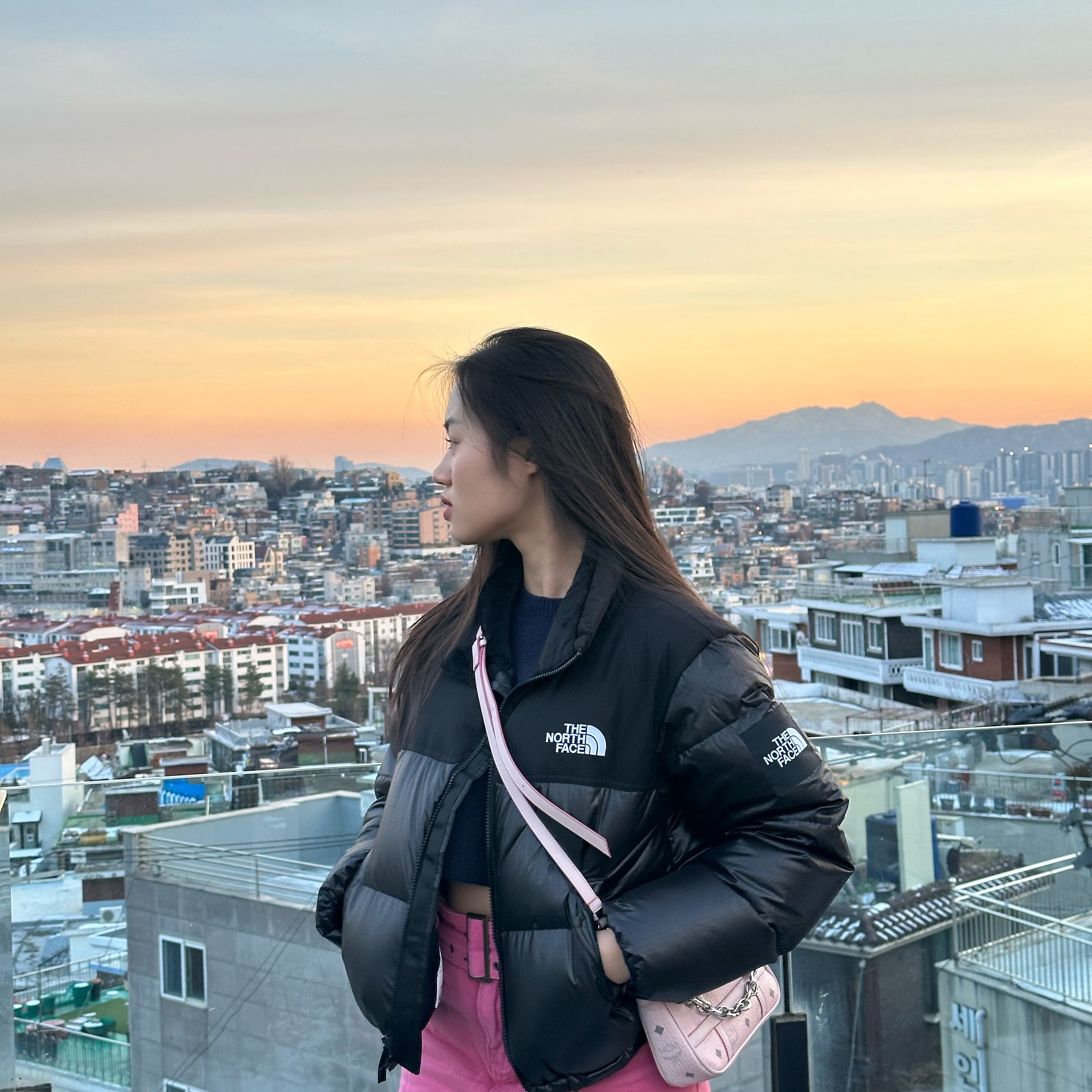 (W) The North Face White Label Novelty Nuptse Down Jacket Black 착용 스타일