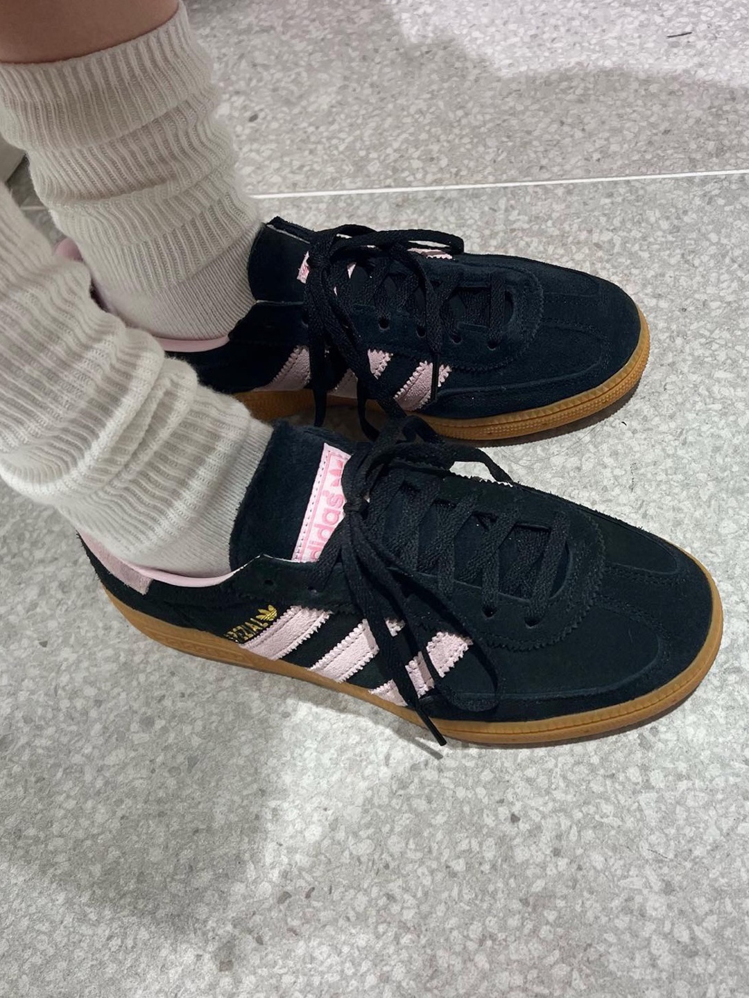 (W) Adidas Spezial Handball Core Black Clear Pink 착용 스타일 - 5