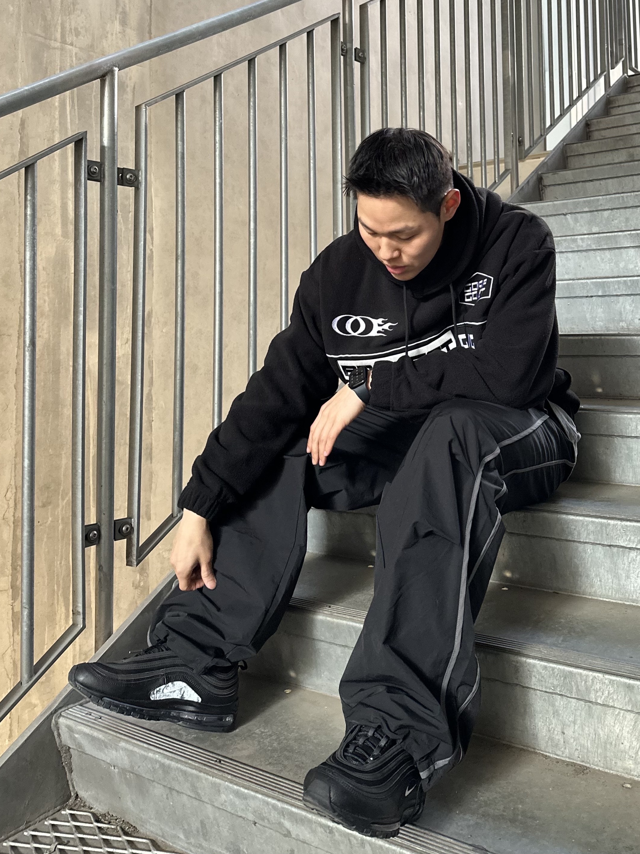 Nike Air Max 97 Black White Anthracite 착용 스타일 - 2