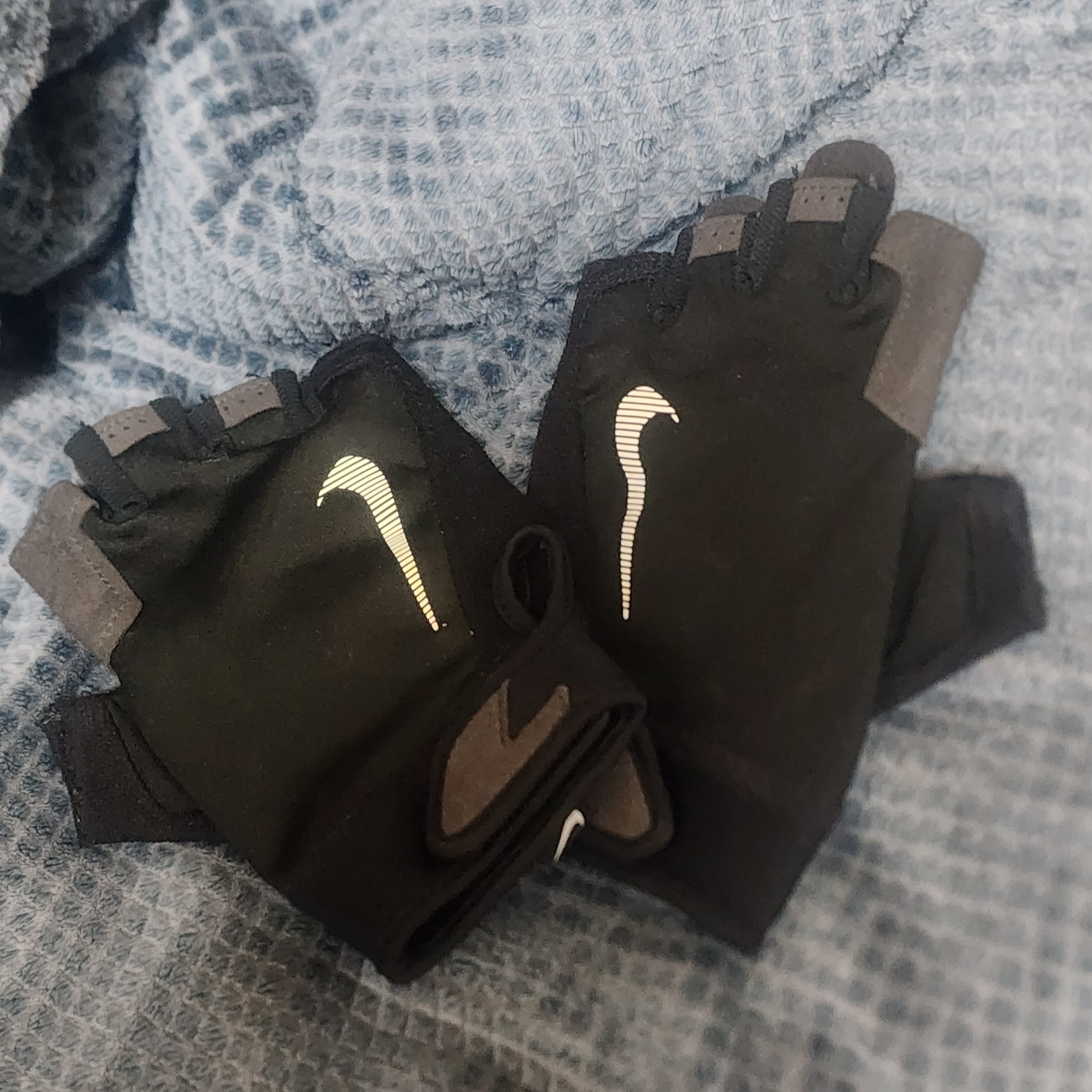 Nike Ultimate Training Gloves Black Volt 착용 스타일 - 1