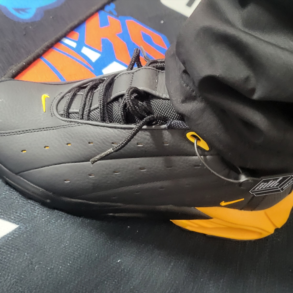 Nike x Drake Nocta Hot Step Air Terra Black and Yellow 착용 스타일 - 2