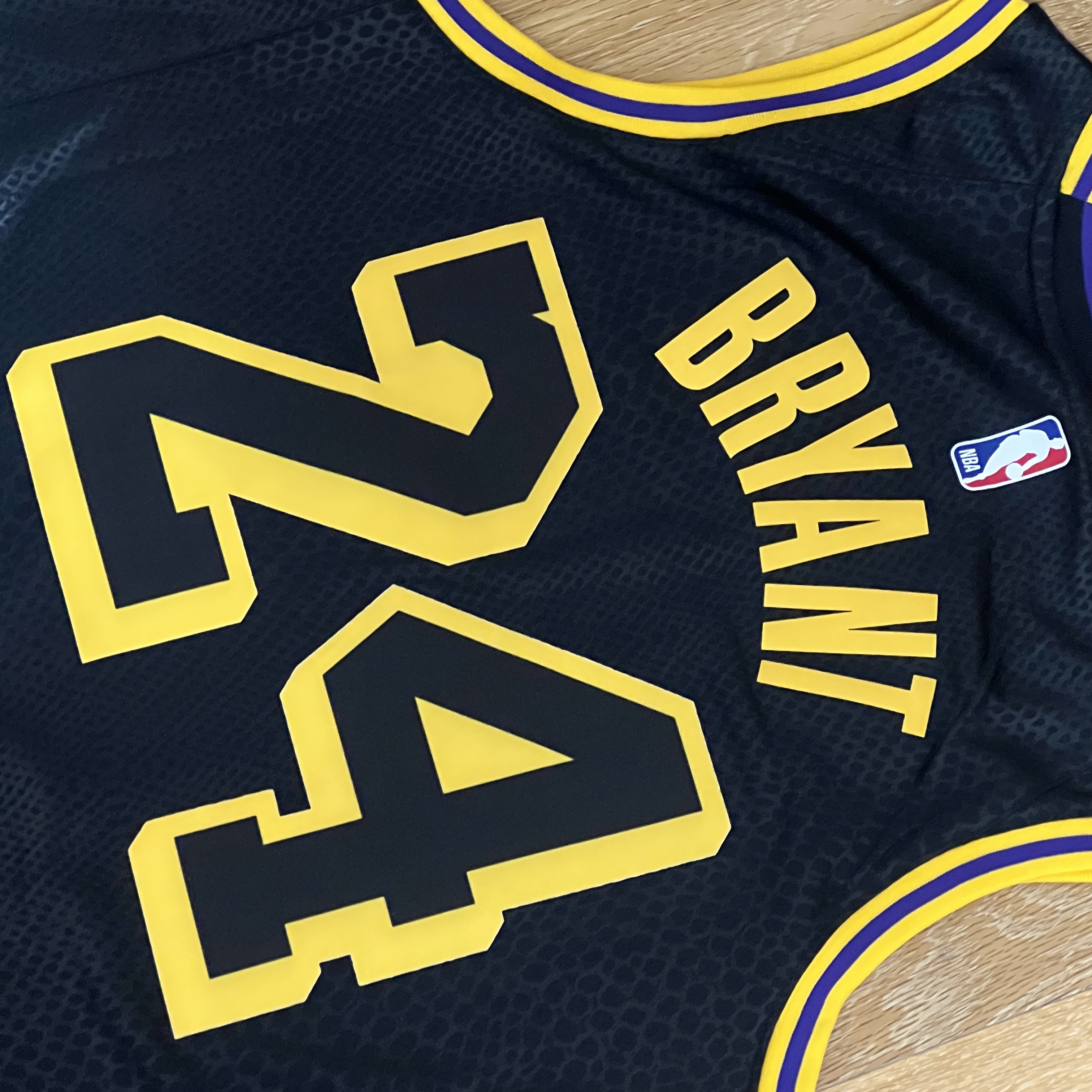 Nike Kobe Bryant LA Lakers City Edition Swingman Jersey Black (FN7297-010) 착용 스타일 - 2