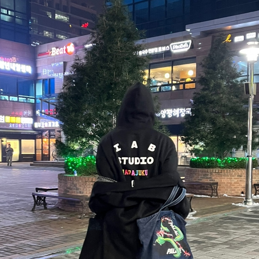IAB Studio Harajuku Hoodie Black - Harajuku Exclusive, Palace Hesh Denim Tote Bag Rinse - 20SS 착용 스타일 - 2