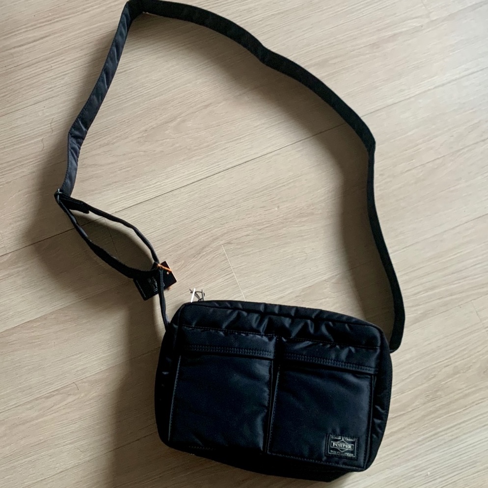 Porter Tanker Shoulder Bag S Black 착용 스타일