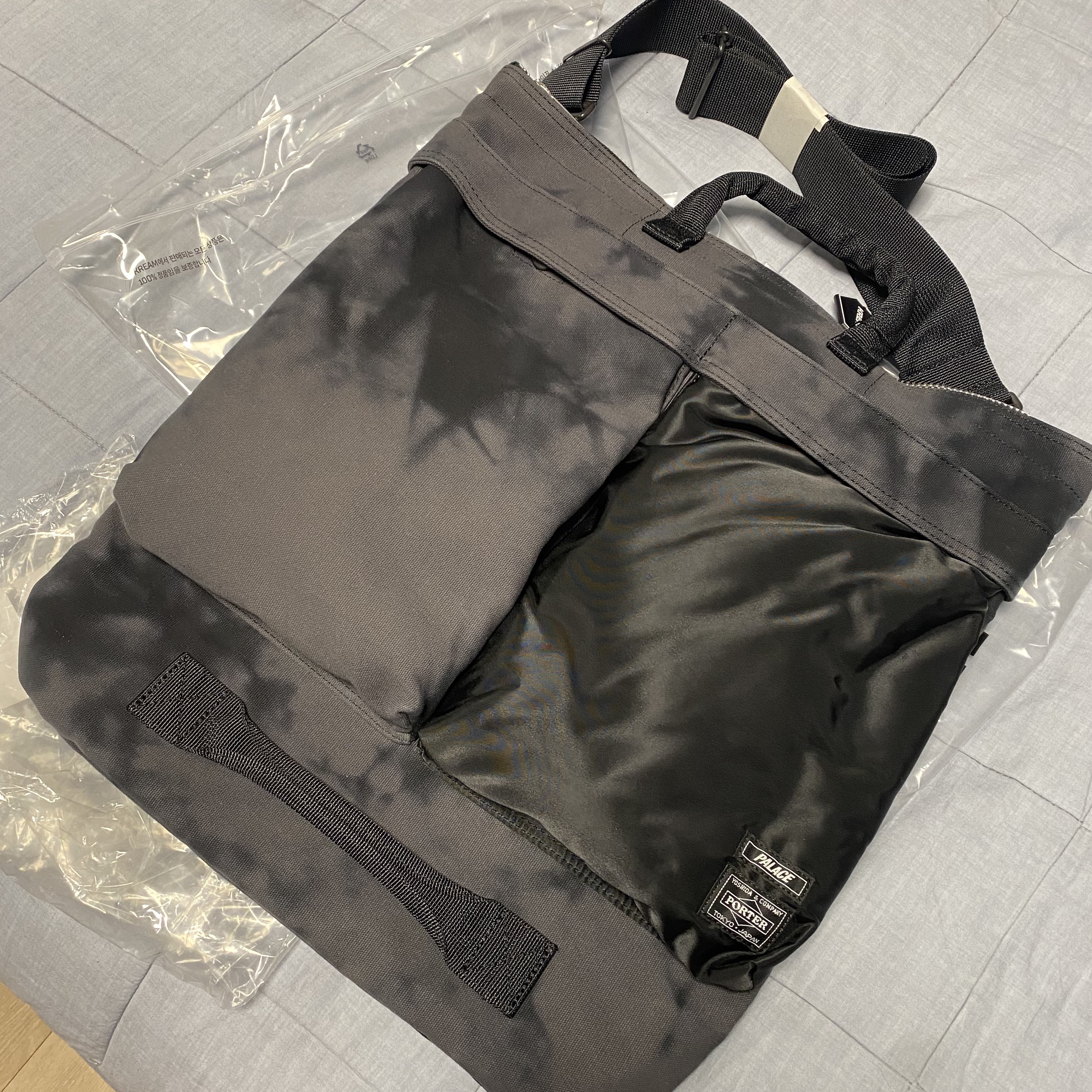 Porter x Palace 2Way Helmet Bag Black 착용 스타일