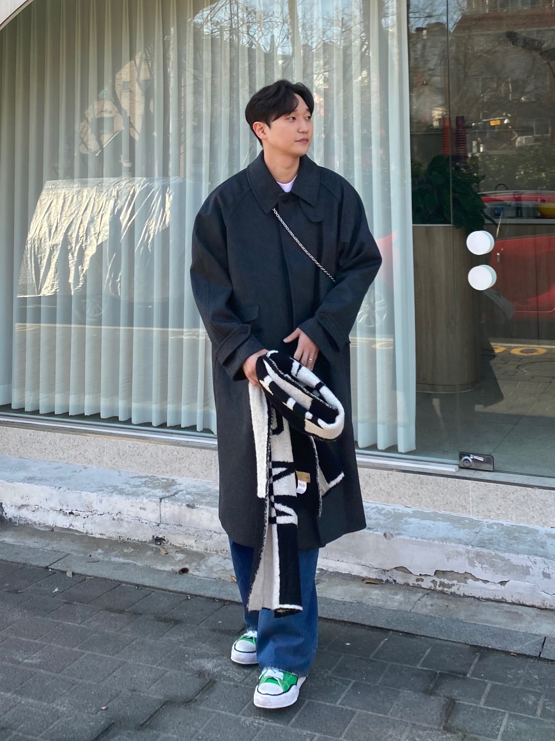 메종 미하라 야스히로 피터슨 OG 솔 캔버스 로우 스니커즈 그린, 마뗑킴 로고 체크보드 머플러 아이보리 착용 스타일 - 2