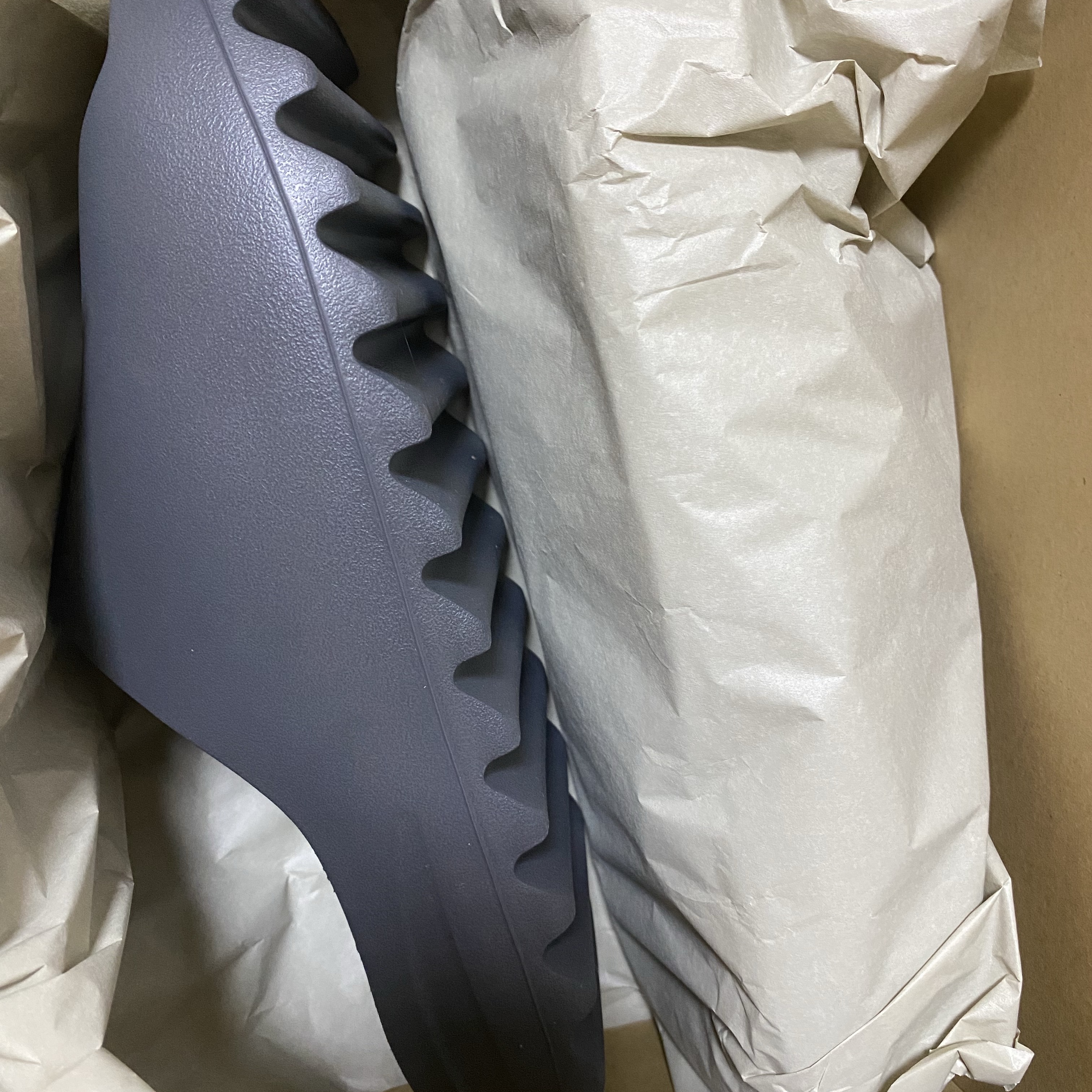 Adidas Yeezy Slide Slate Marine, Adidas Yeezy Slide Slate Grey 착용 스타일 - 2