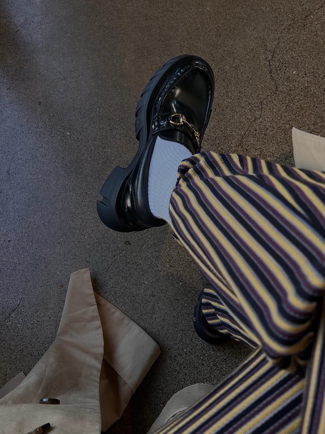 (W) Hermes Hot Loafers Calfskin & Palladium Noir, Celine Margaret Triomphe Loafer in Polished Bull Black 착용 스타일 - 5