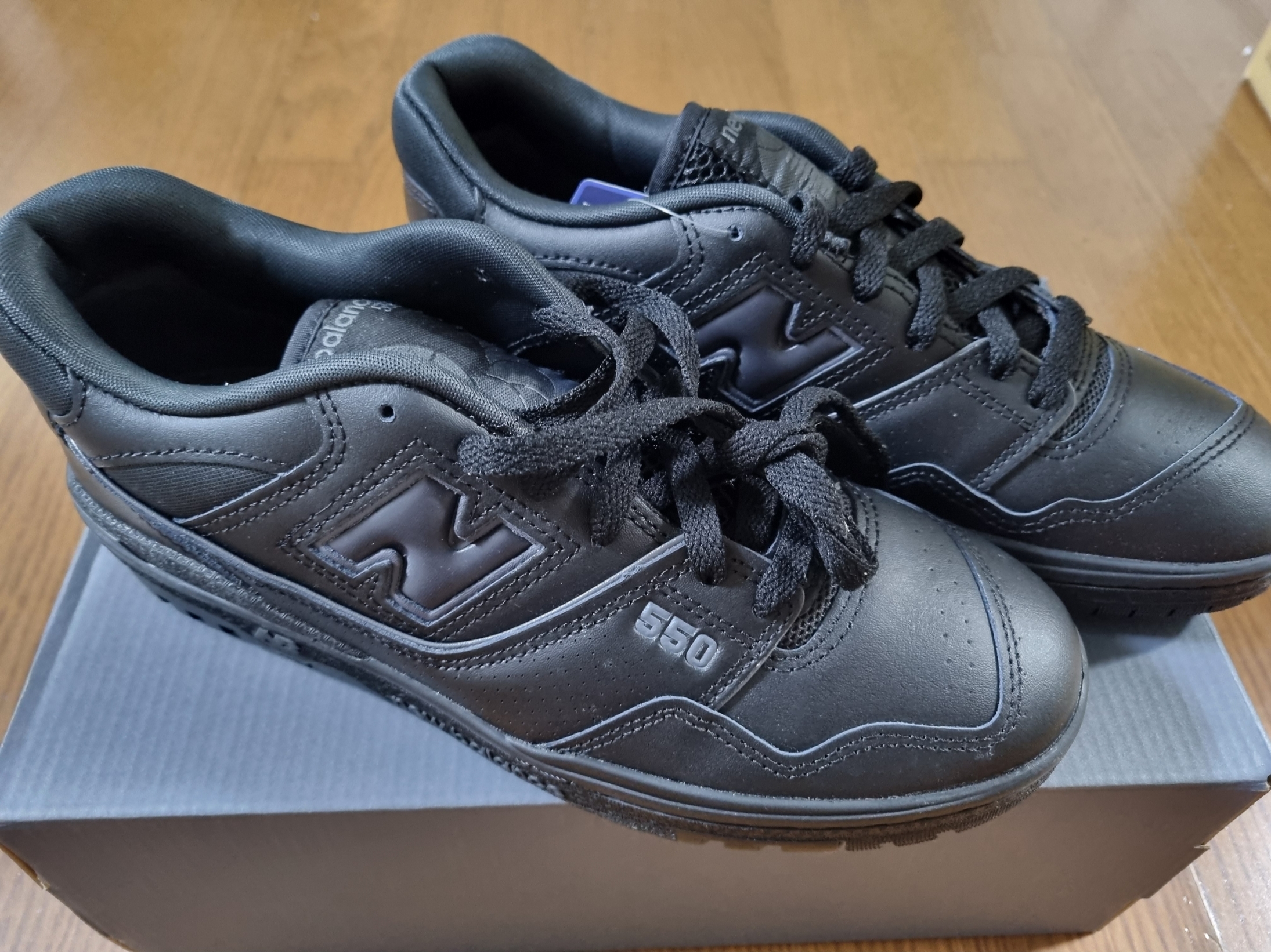 New Balance 550 Triple Black - D Standard 착용 스타일
