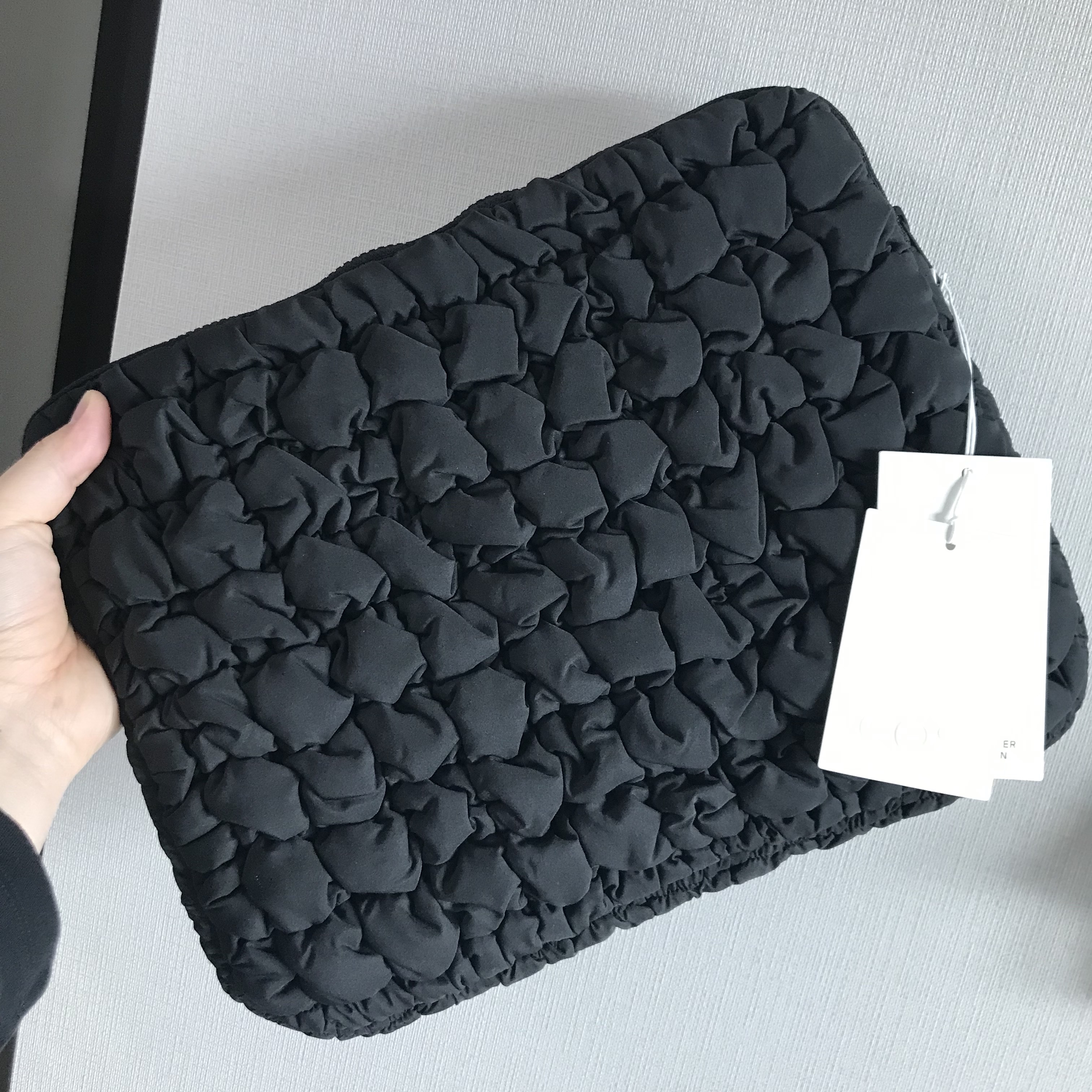 Cos Quilted  Laptop Case Black 착용 스타일
