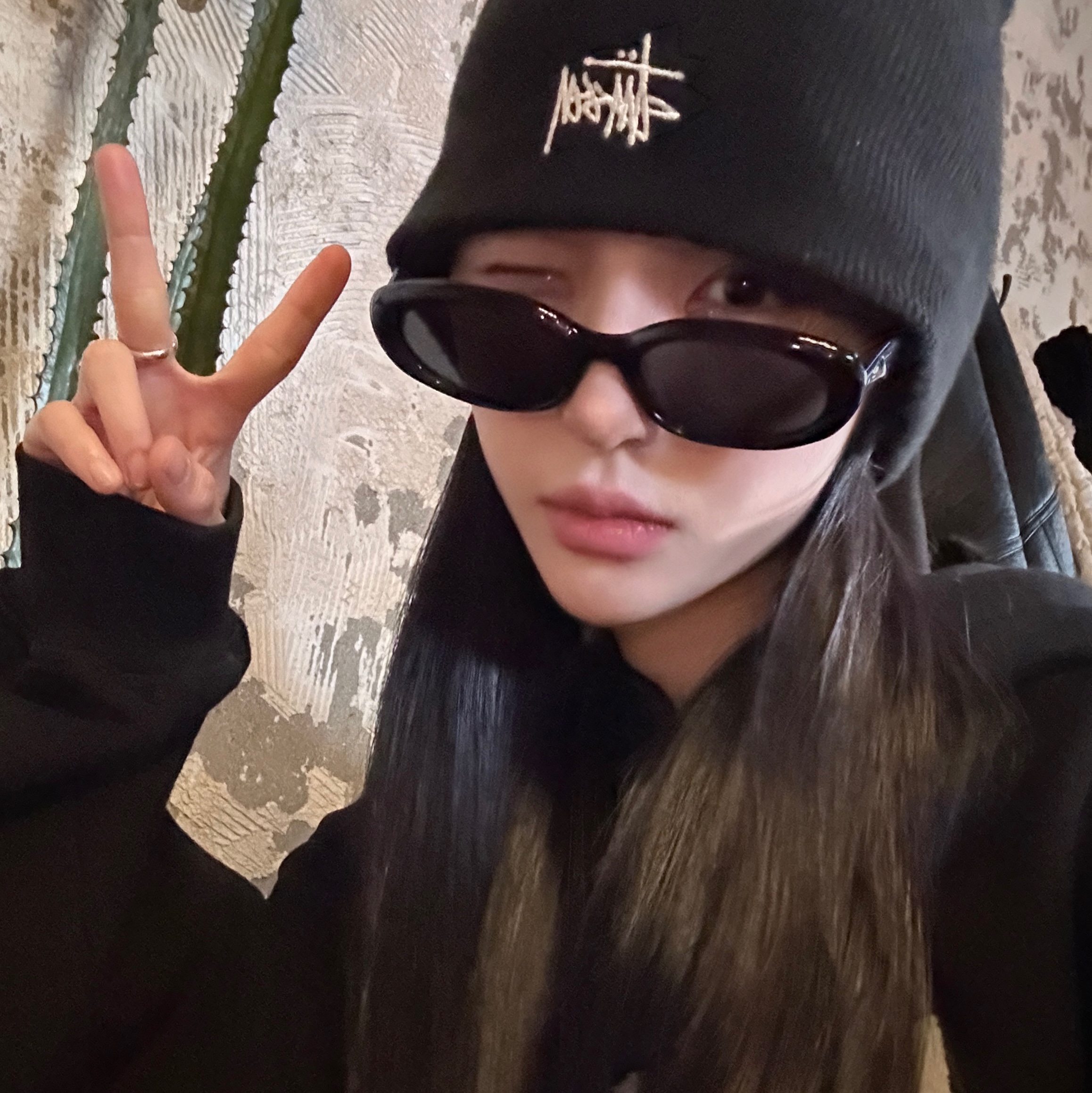 Stussy Basic Skullcap Beanie Black, Gentle Monster Bandoneon.S 01 Black 착용 스타일 - 3