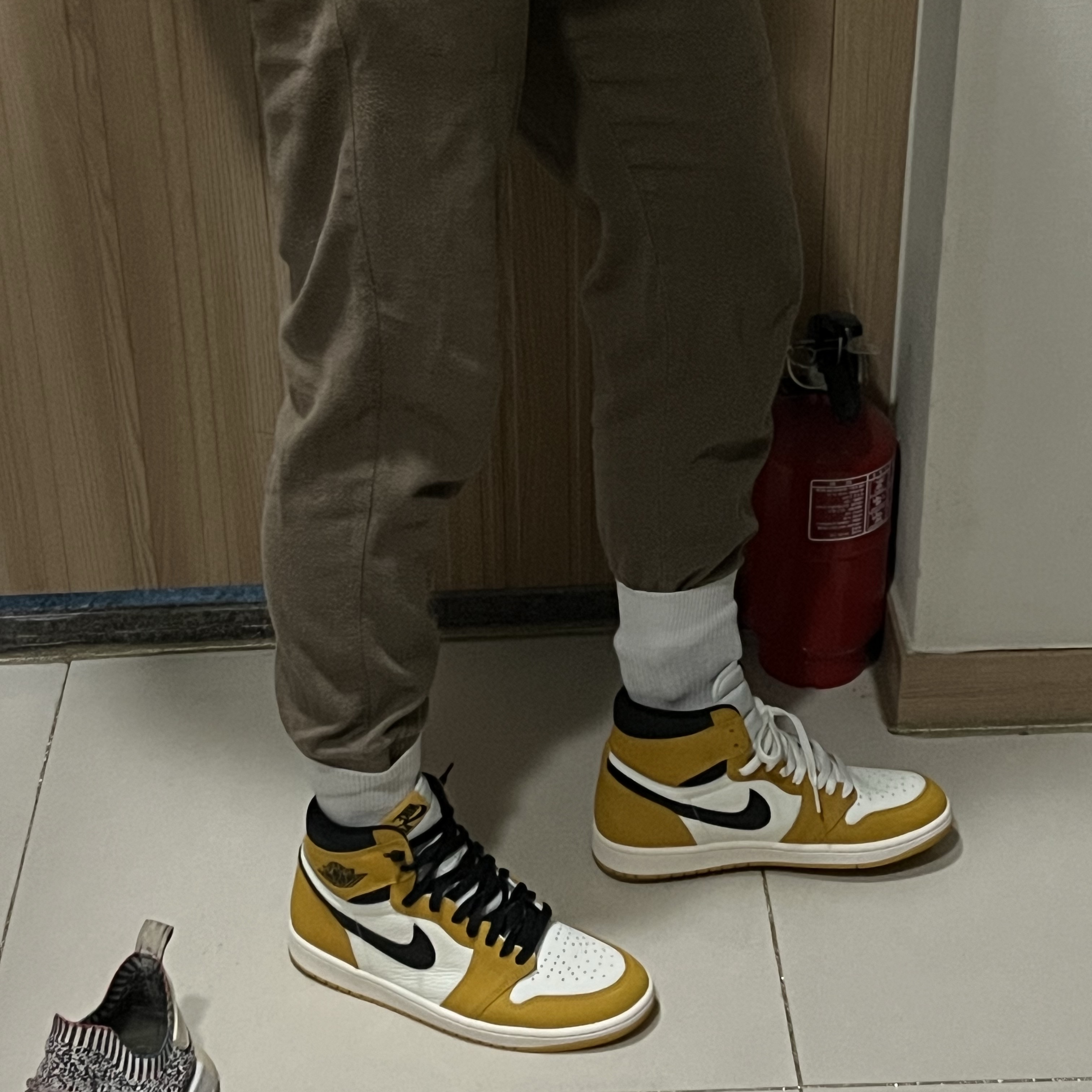 Jordan 1 Retro High OG Yellow Ochre 착용 스타일 - 1
