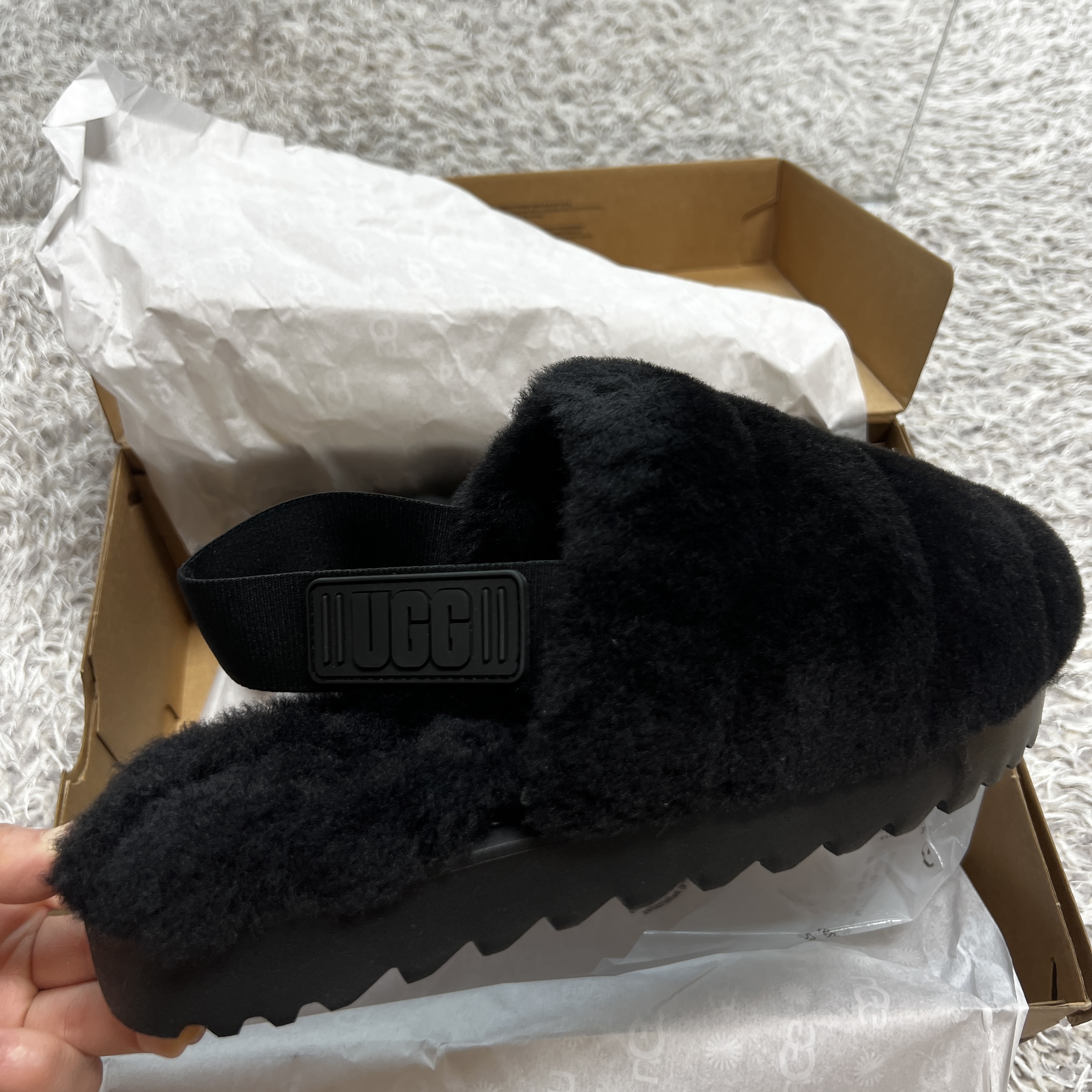 (W) UGG Super Fluff Slipper Black 착용 스타일
