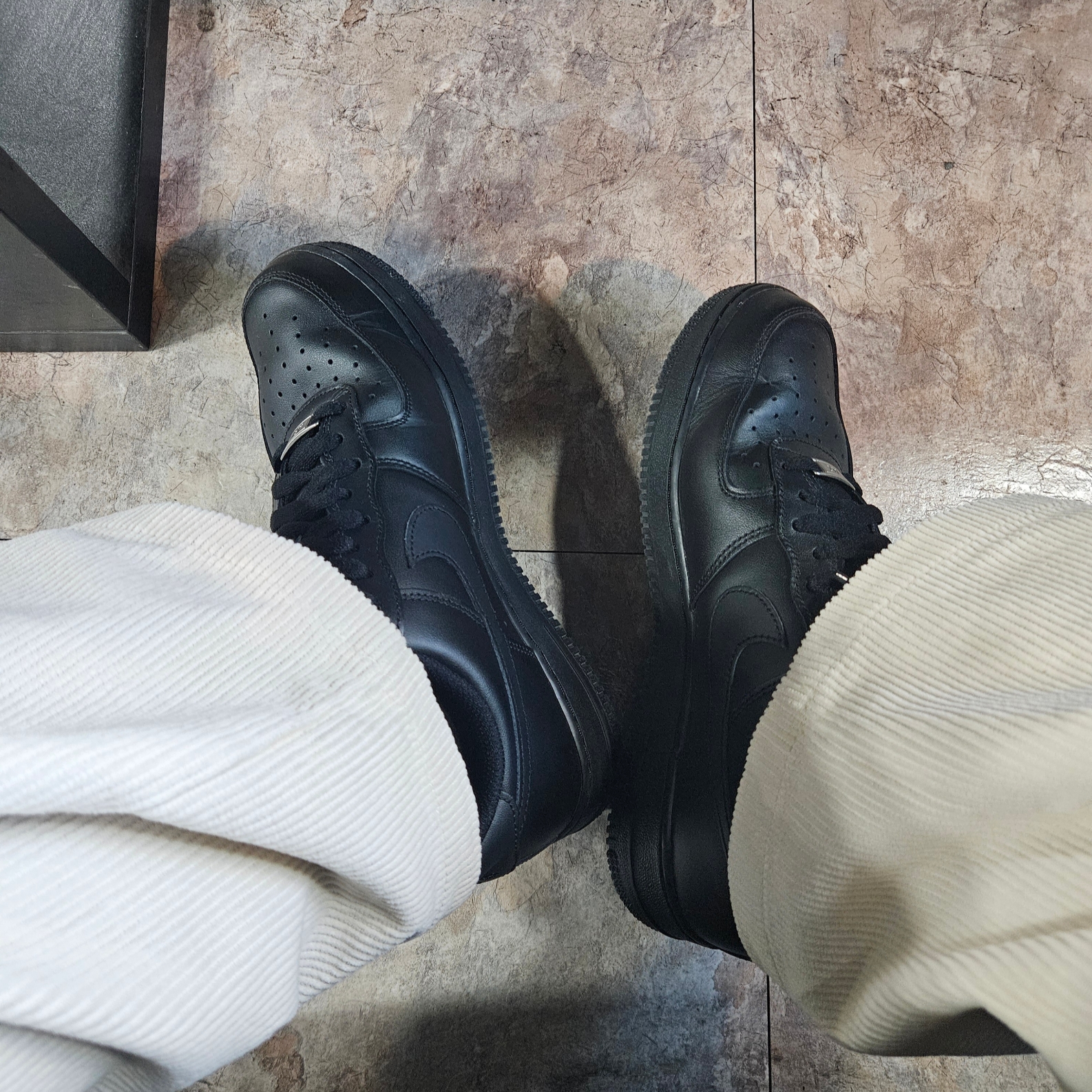 Nike Air Force 1 '07 Low Triple Black 착용 스타일