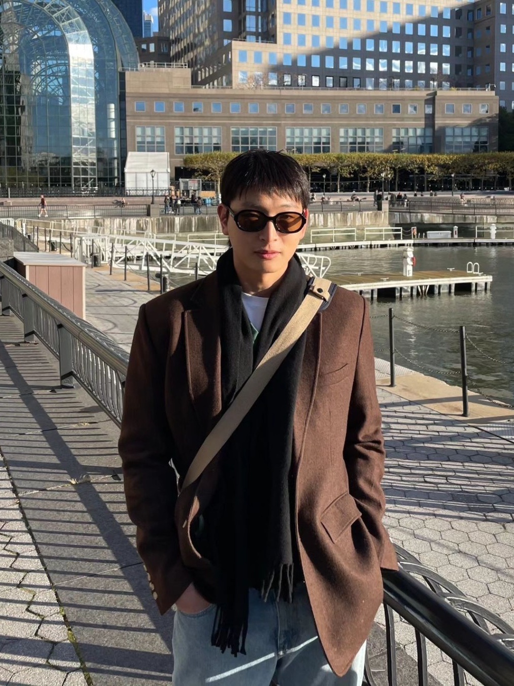 Gentle Monster x Maison Margiela MM005 Black Black, [KREAM 단독] Jacquemus Les Lunettes Baci Square D Frame Sunglasses Multi Black 착용 스타일 - 3