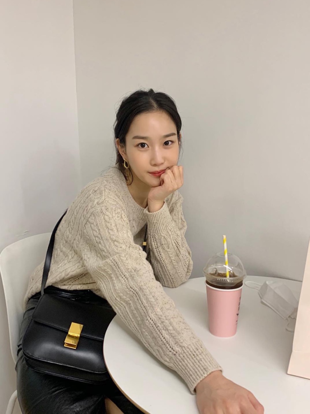 Celine Teen Classic Bag in Box Calfskin Black, Celine Teen Classic Bag in Box Calfskin Camel 착용 스타일 - 2