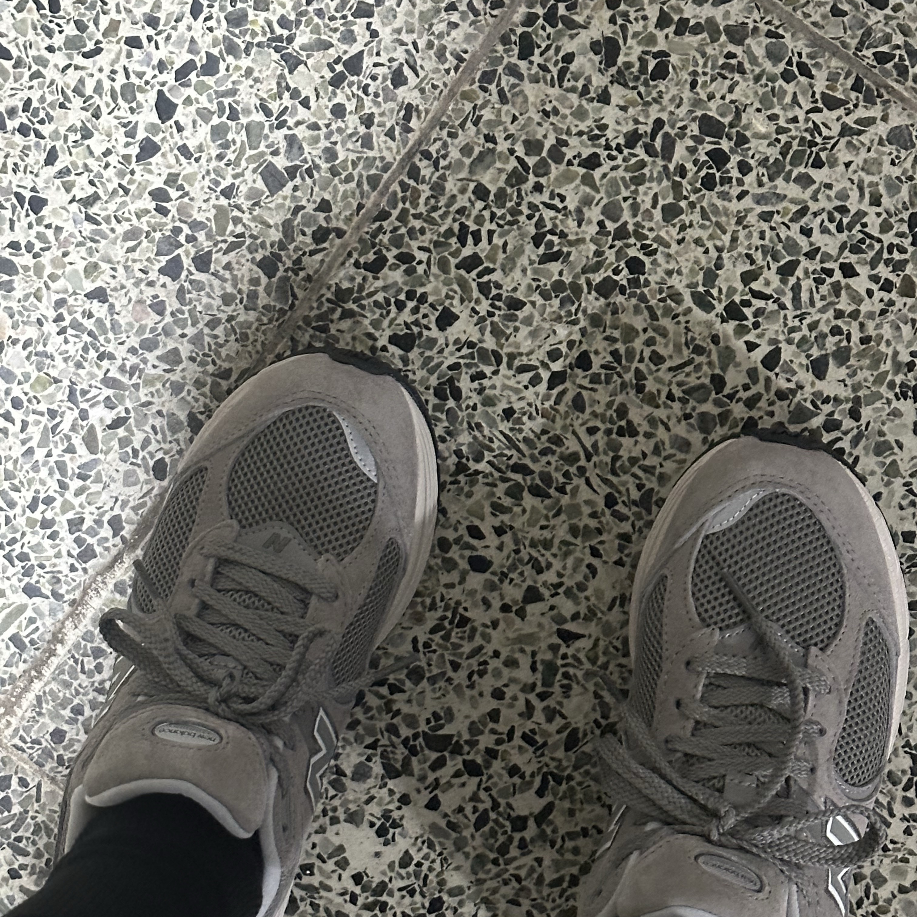 New Balance 2002R Grey 착용 스타일