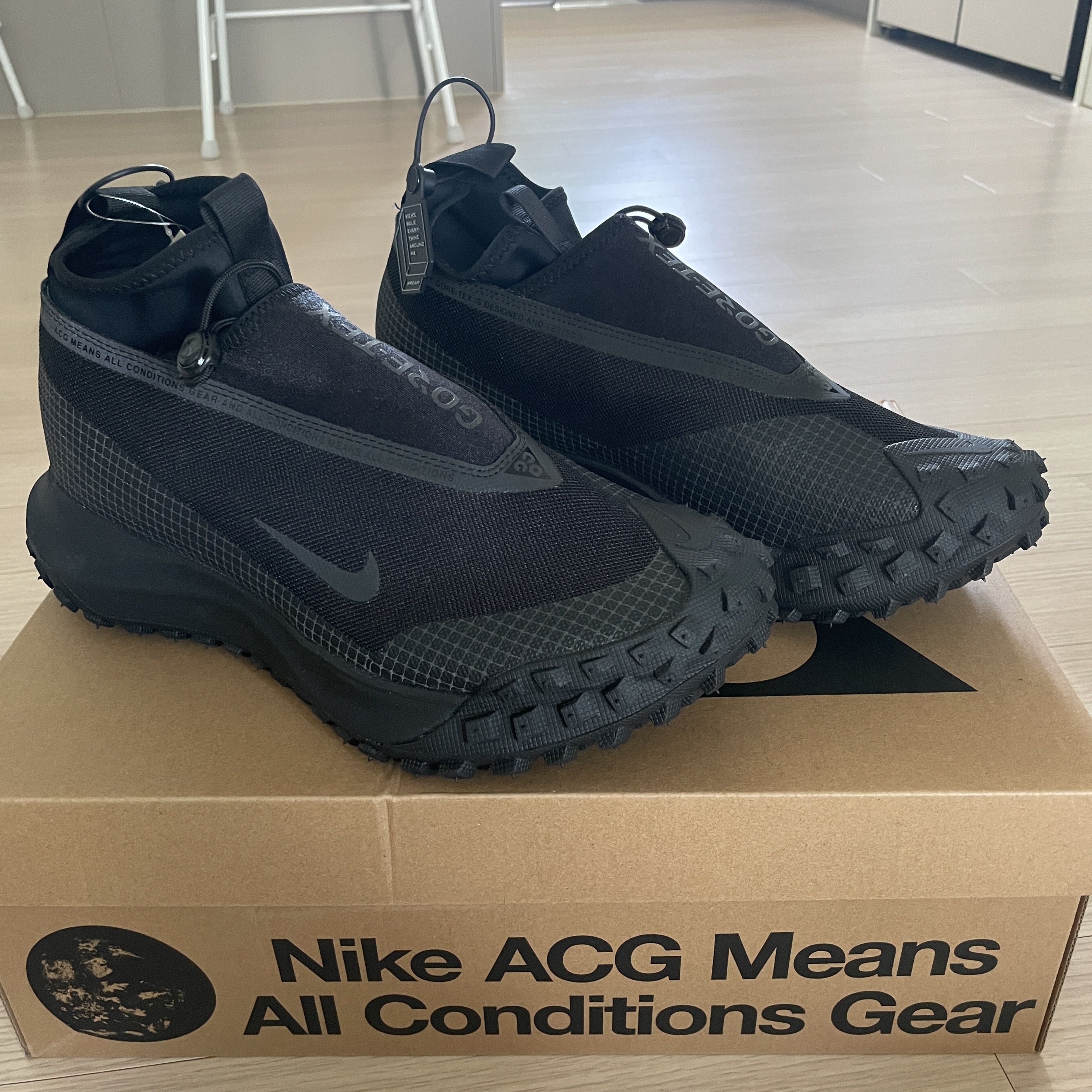 Nike ACG Mountain Fly Gore-Tex Black and Dark Grey 착용 스타일