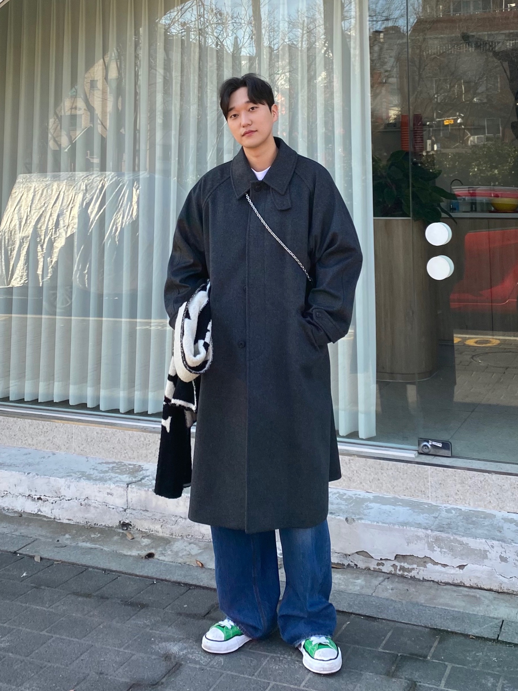 메종 미하라 야스히로 피터슨 OG 솔 캔버스 로우 스니커즈 그린, 마뗑킴 로고 체크보드 머플러 아이보리 착용 스타일 - 1