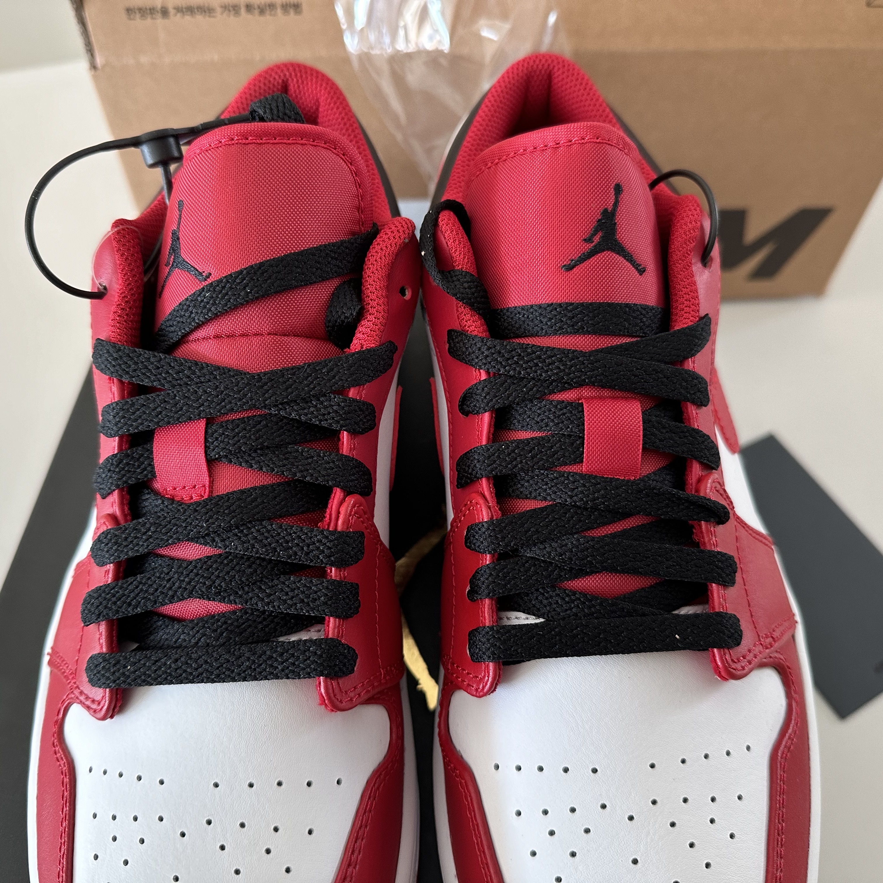 Jordan 1 Low White Gym Red Black 착용 스타일 - 4