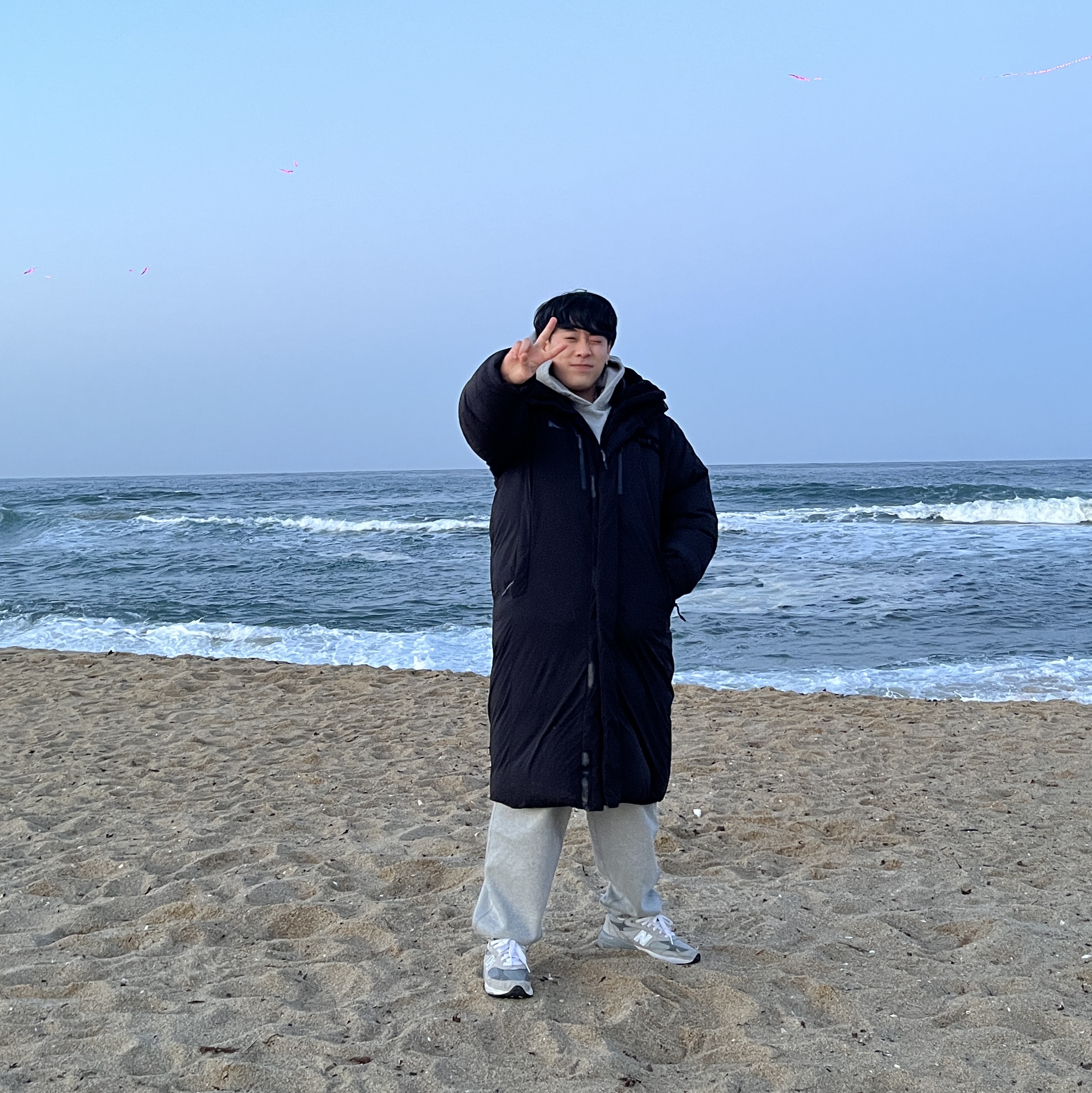 Nike x Stussy NRG Fleece Pants Dark Grey Heather (DO9340-063), Nike x Stussy NRG RA Pullover Hoodie Dark Grey Heather (DJ9488-063) 착용 스타일