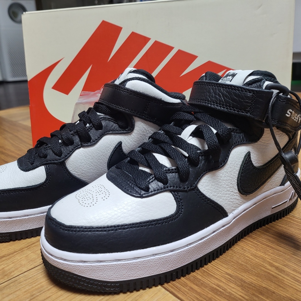 Nike x Stussy Air Force 1 '07 Mid SP Black and Light Bone 착용 스타일 - 1