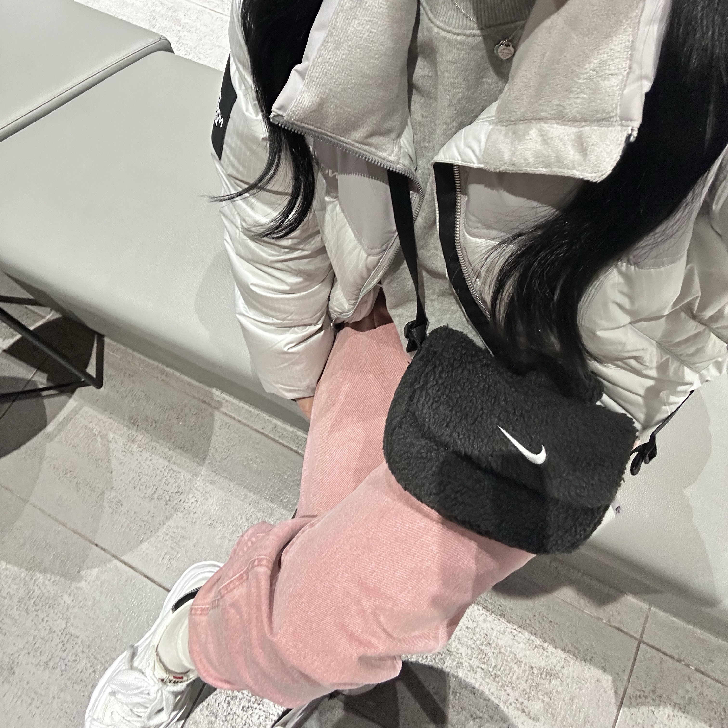 (W) The North Face White Label Novelty Nuptse Down Jacket Ice Gray, (Kids) Nike NSW Faux Fur Crossbody Bag Black 착용 스타일