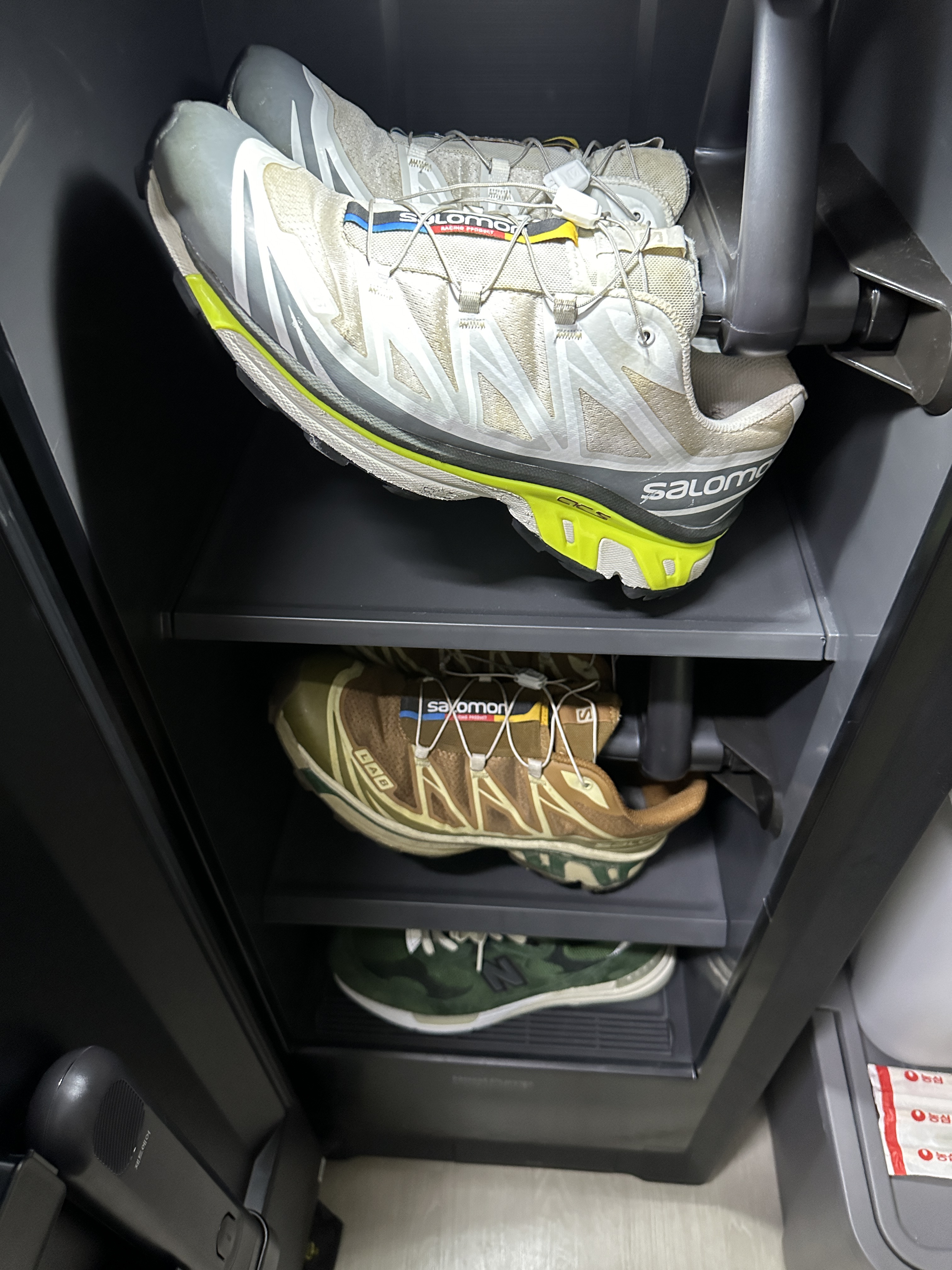 Salomon XT-6 ADV Lunar Rock, New Balance x JJJJound 992 Made in USA Mossy Green 착용 스타일