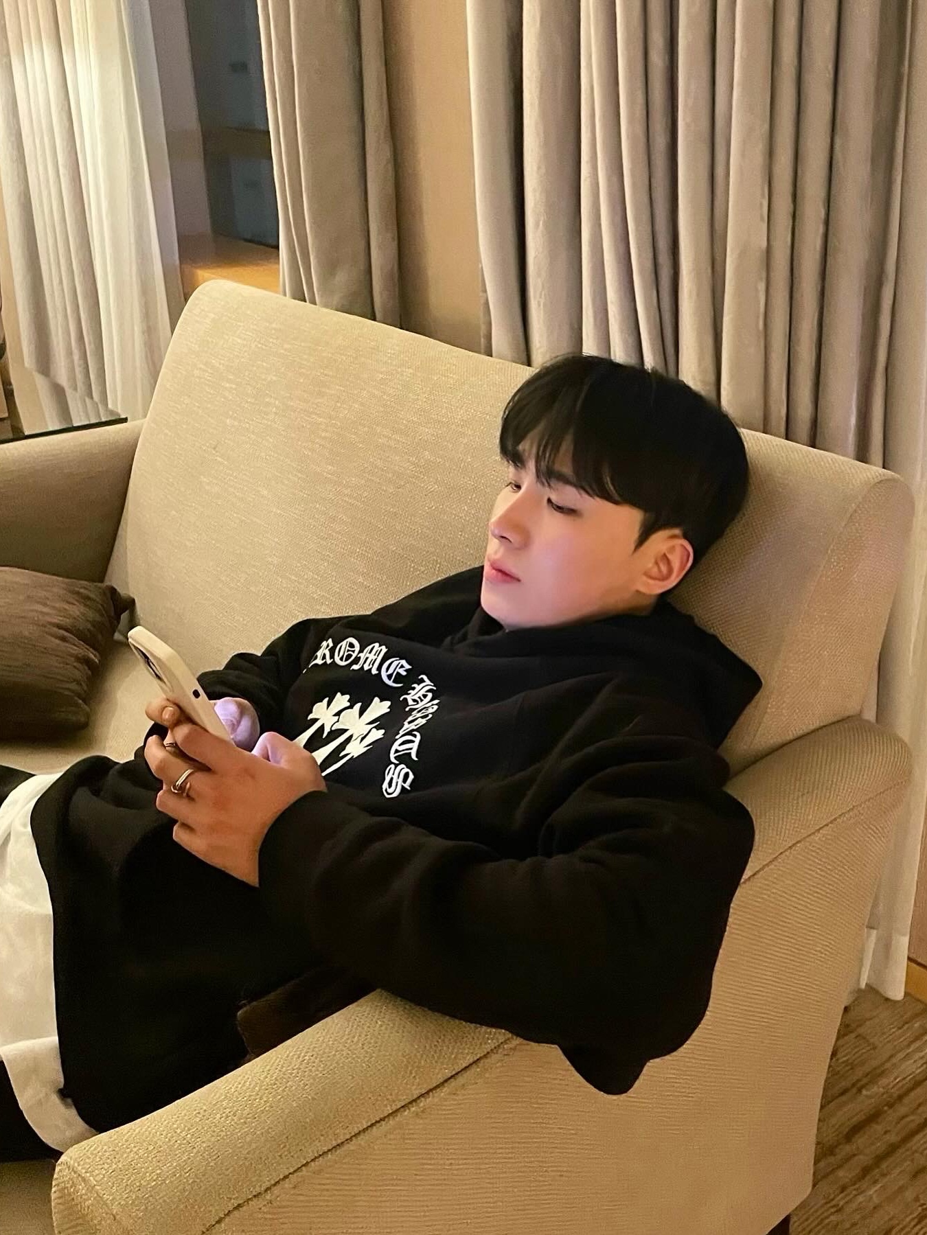 Chrome Hearts Cemetery Hollywood Hoodie Black 착용 스타일 - 1