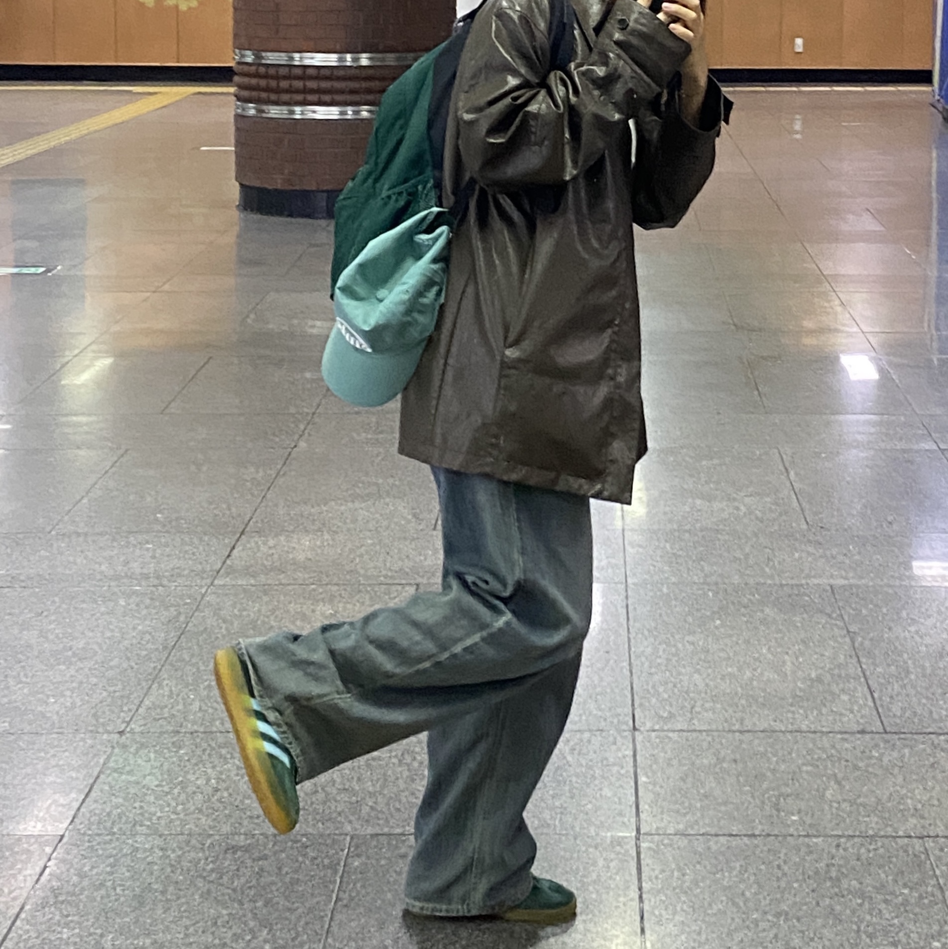 아디다스 가젤 인도어 컬리지에이트 그린 헤이지 스카이, 이미스 뉴 로고 볼캡 민트 착용 스타일