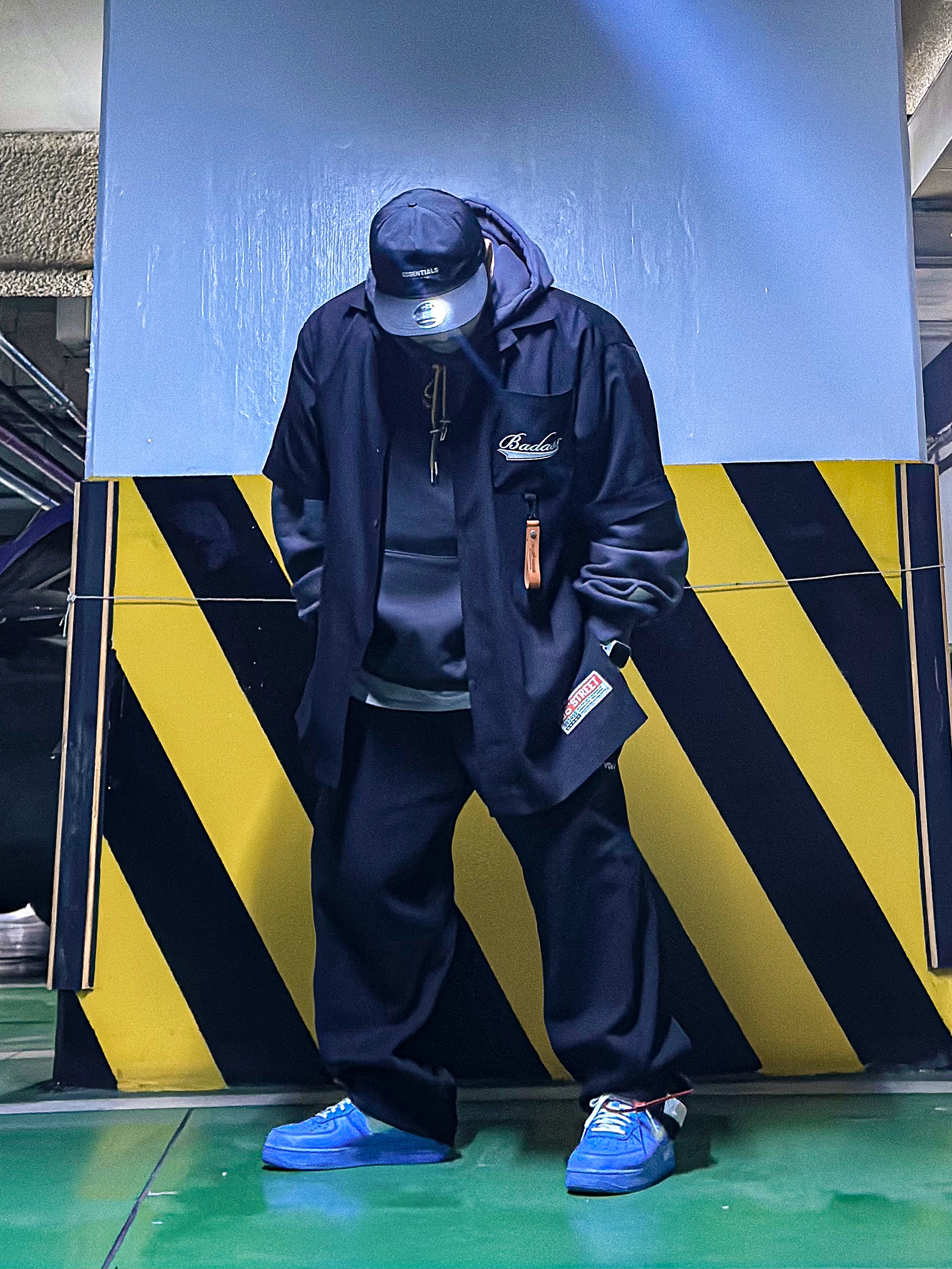 Essentials x New Era Retro Crown Strapback Black, Nike x Off-White Air Force 1 Low MCA University Blue 착용 스타일