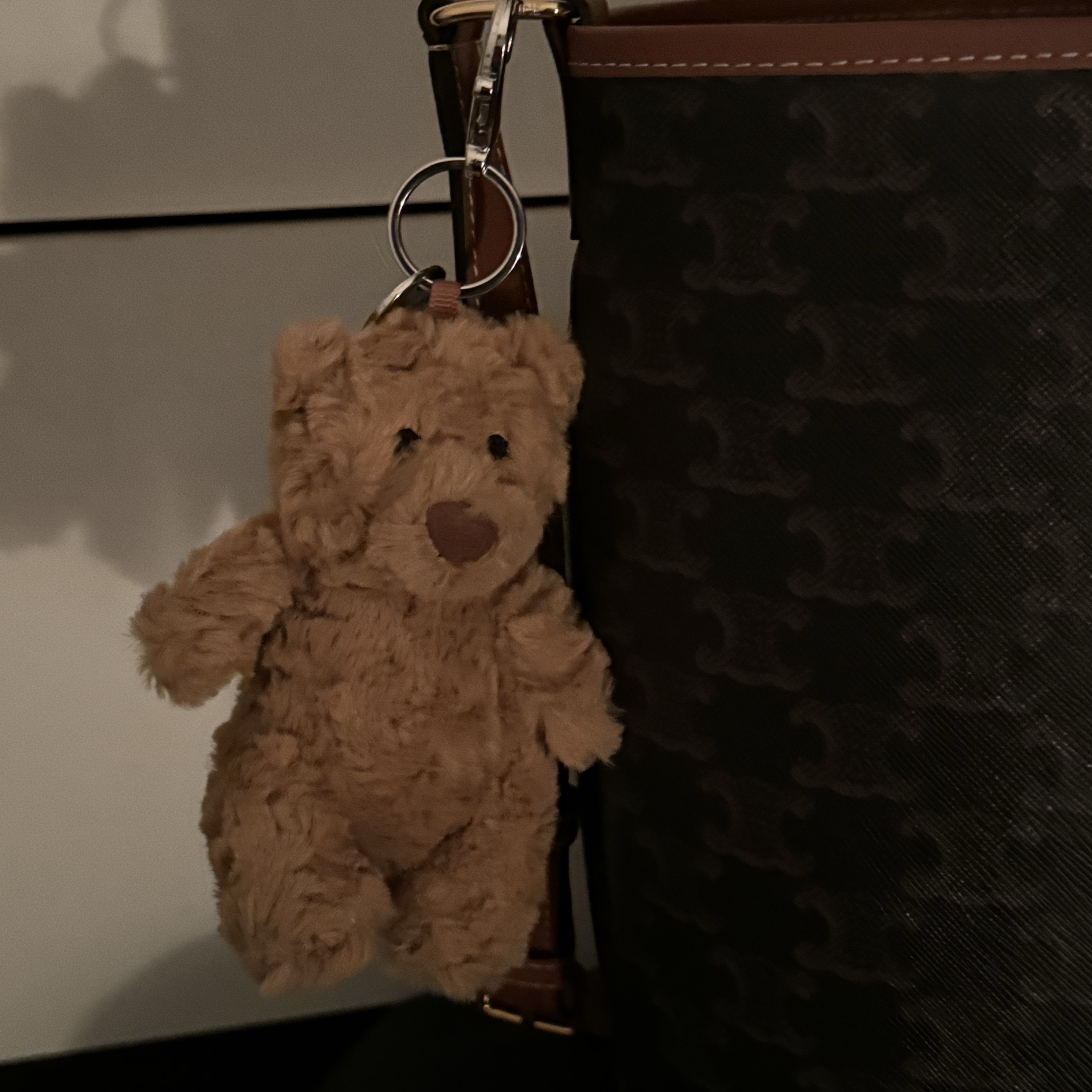 Jellycat Bartholomew Bear Bag Charm Brown 착용 스타일