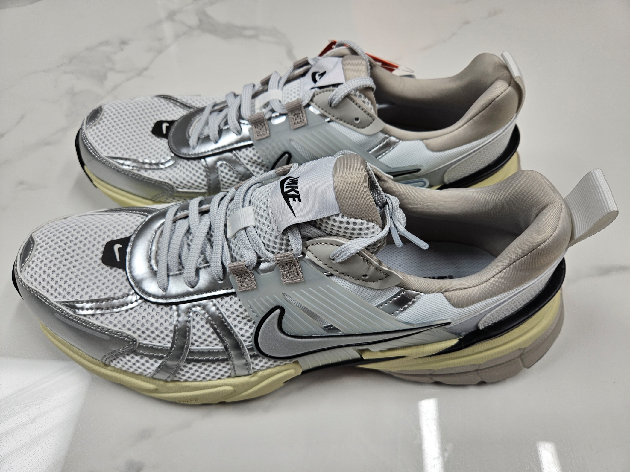 Nike V2K Run Summit White Metallic Silver 착용 스타일