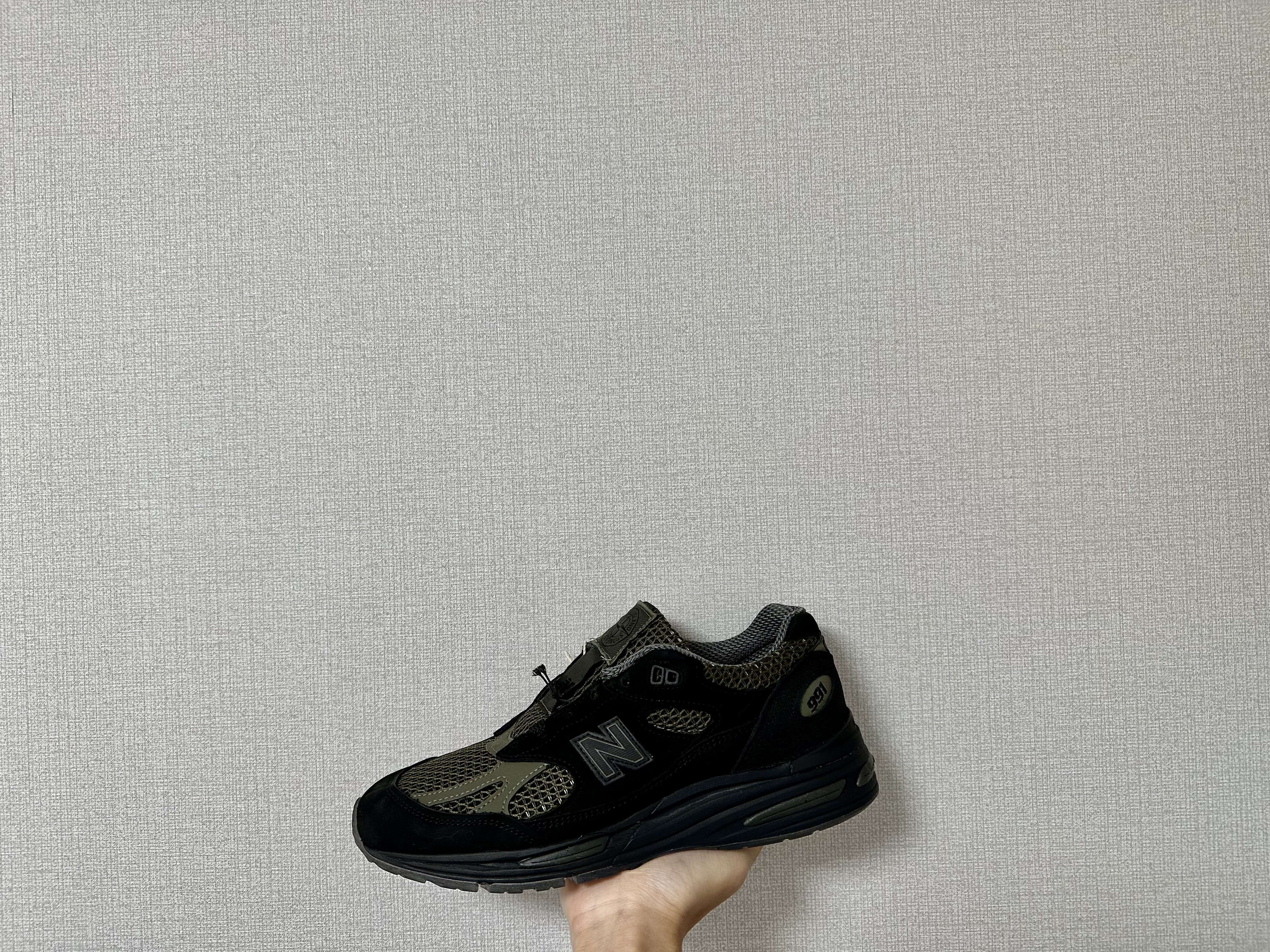 New Balance x Stone Island 991v2 Made in UK Black Olive Night 착용 스타일 - 2