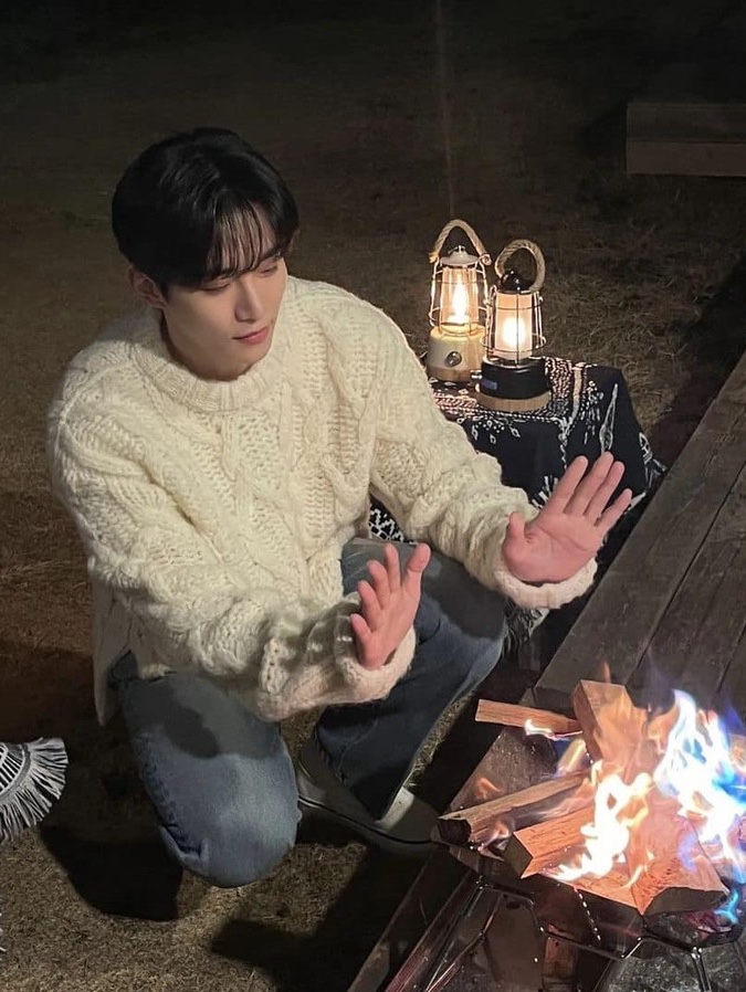 Supreme Applique Cable Knit Sweater Ivory - 23FW, Saenginstudios Shetland Pure Wool Cardigan Navy 착용 스타일 - 2