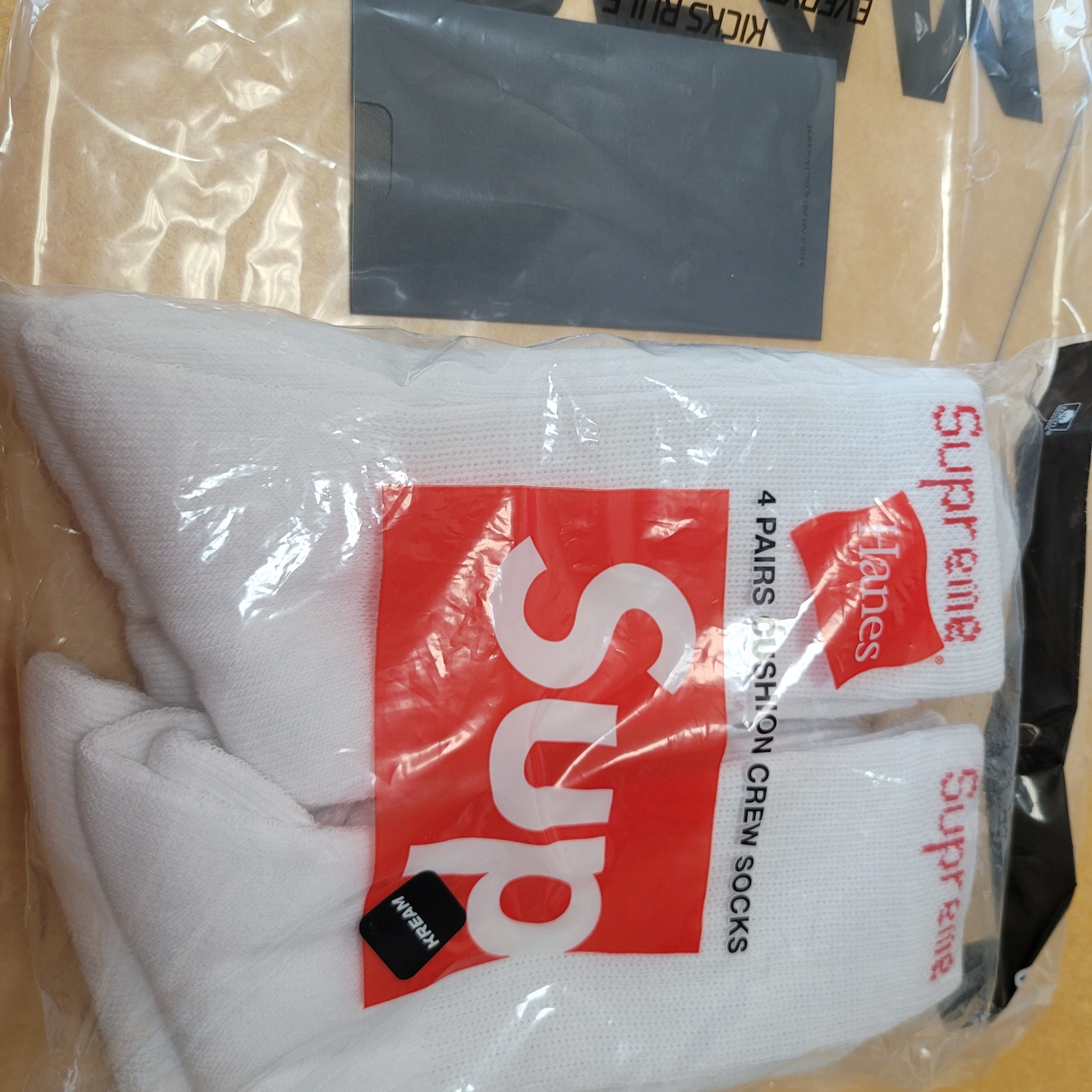Supreme Hanes Crew Socks White (4 Pack) 착용 스타일