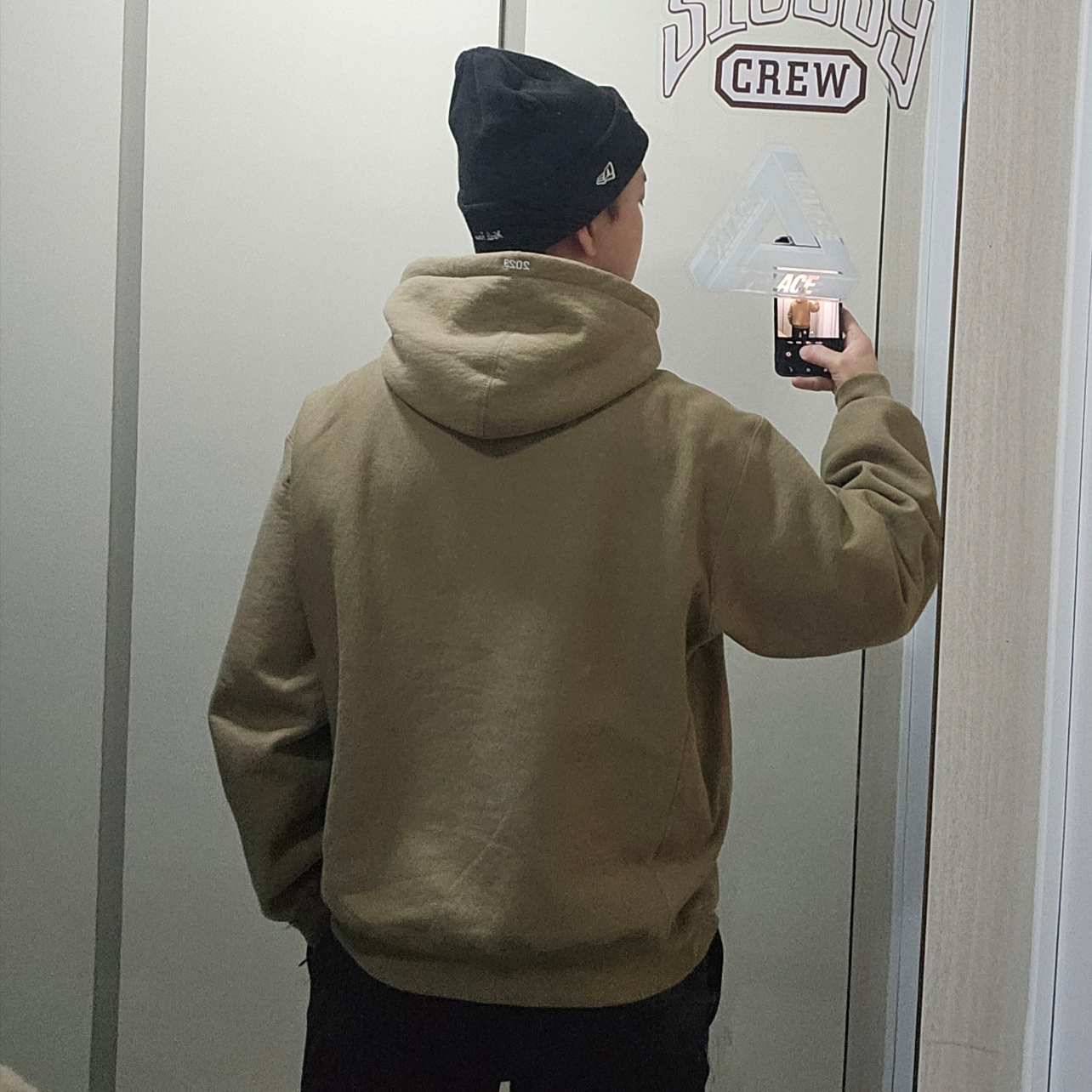 Supreme Box Logo Hooded Sweatshirt Dark Sand - 23FW, Supreme New Era Box Logo Beanie Black - 23FW 착용 스타일 - 2