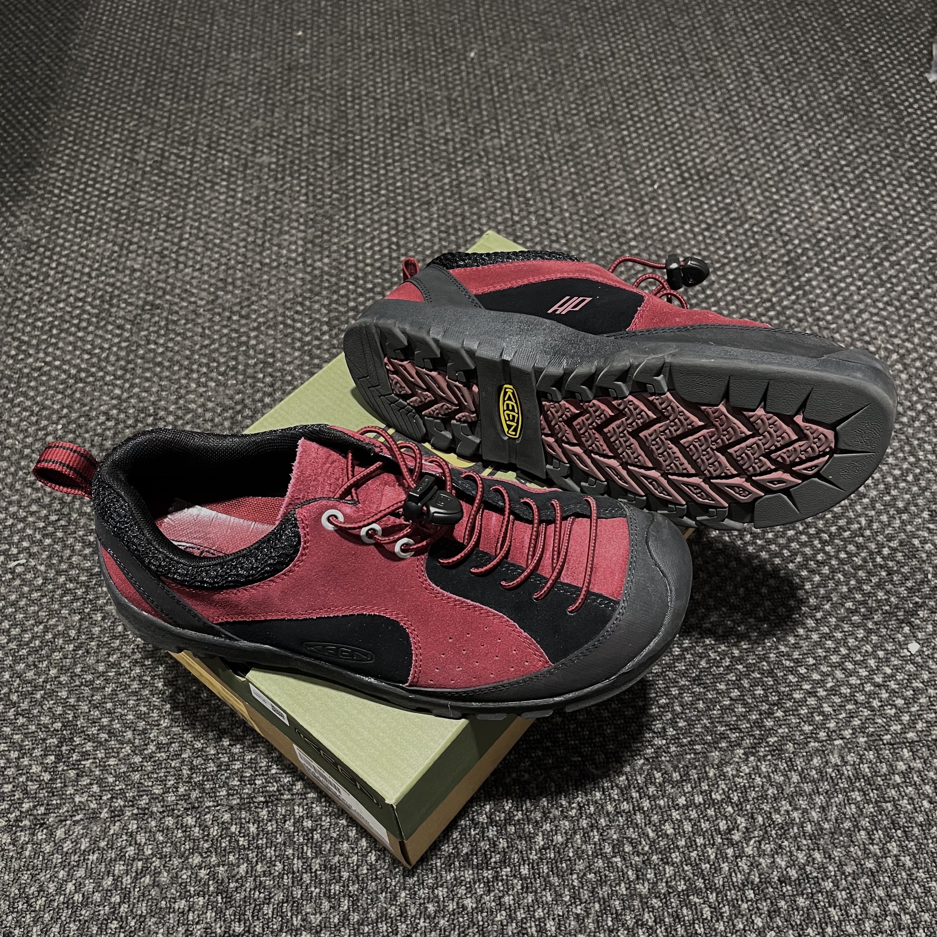 Keen x Hiking Patrol Jasper Rocks SP Sneakers Phantasmal Red 착용 스타일 - 2