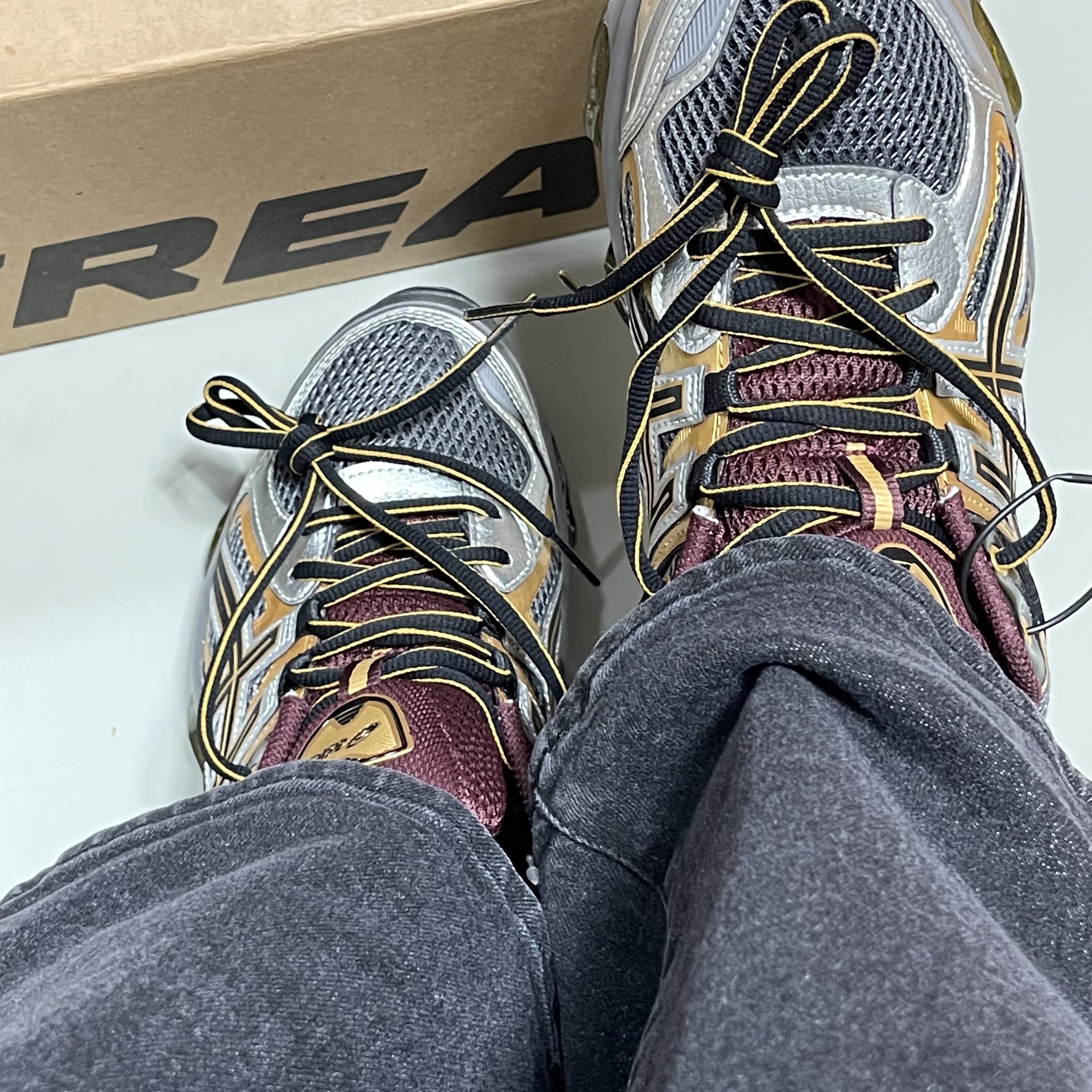 Asics Gel-Quantum Kinetic Carbon Pure Gold 착용 스타일 - 1
