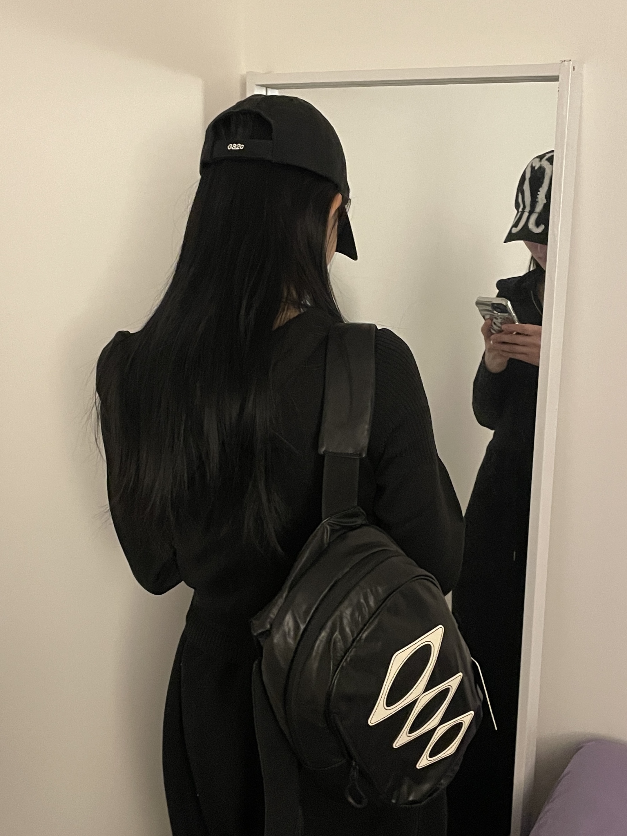 (W) Mischief Rhombus Knitted Hoodie Black, Mischief Rhombus Mini Backpack Black 착용 스타일 - 1