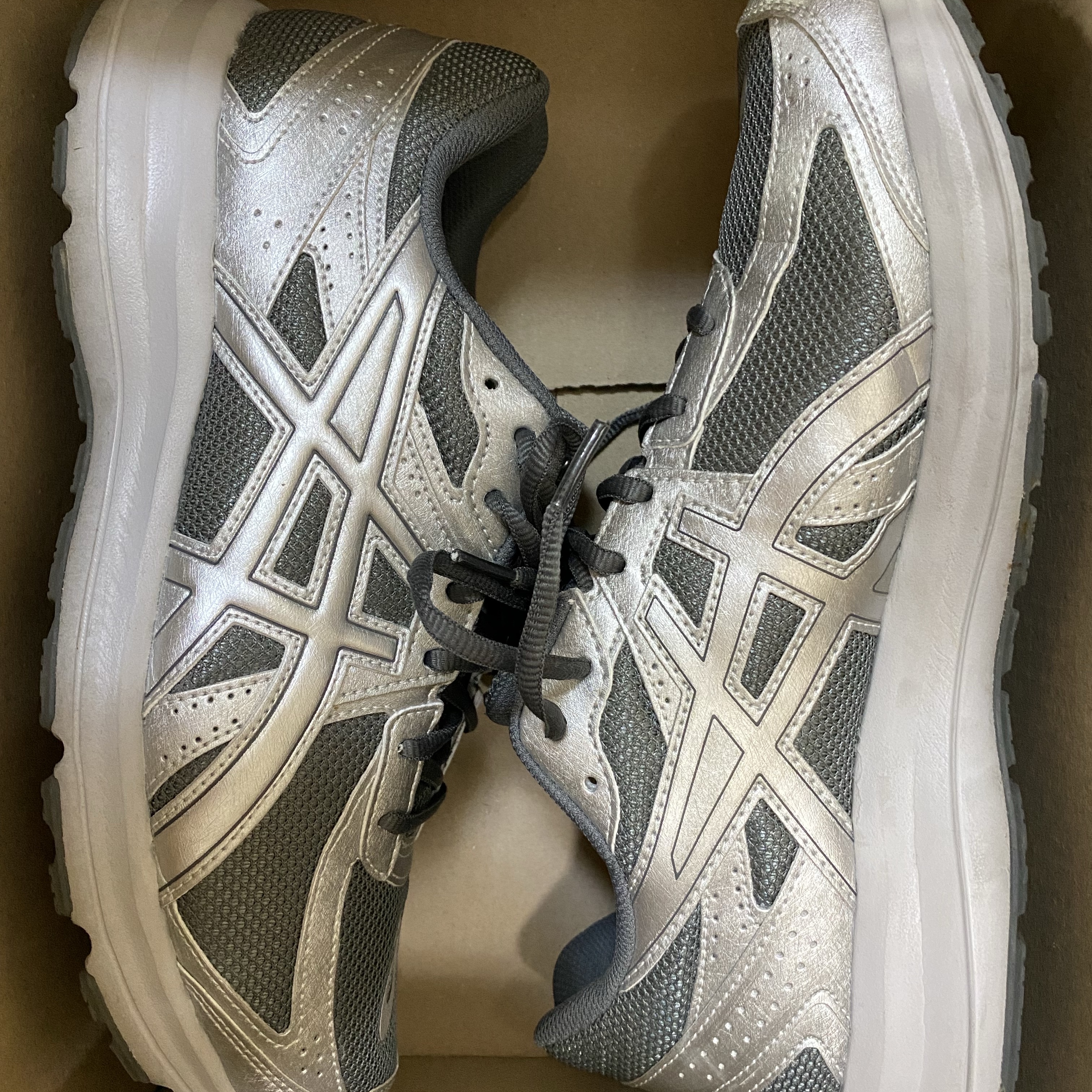 Asics Jog 100 S SMU Sheet Rock Pure Silver - 2E Wide 착용 스타일