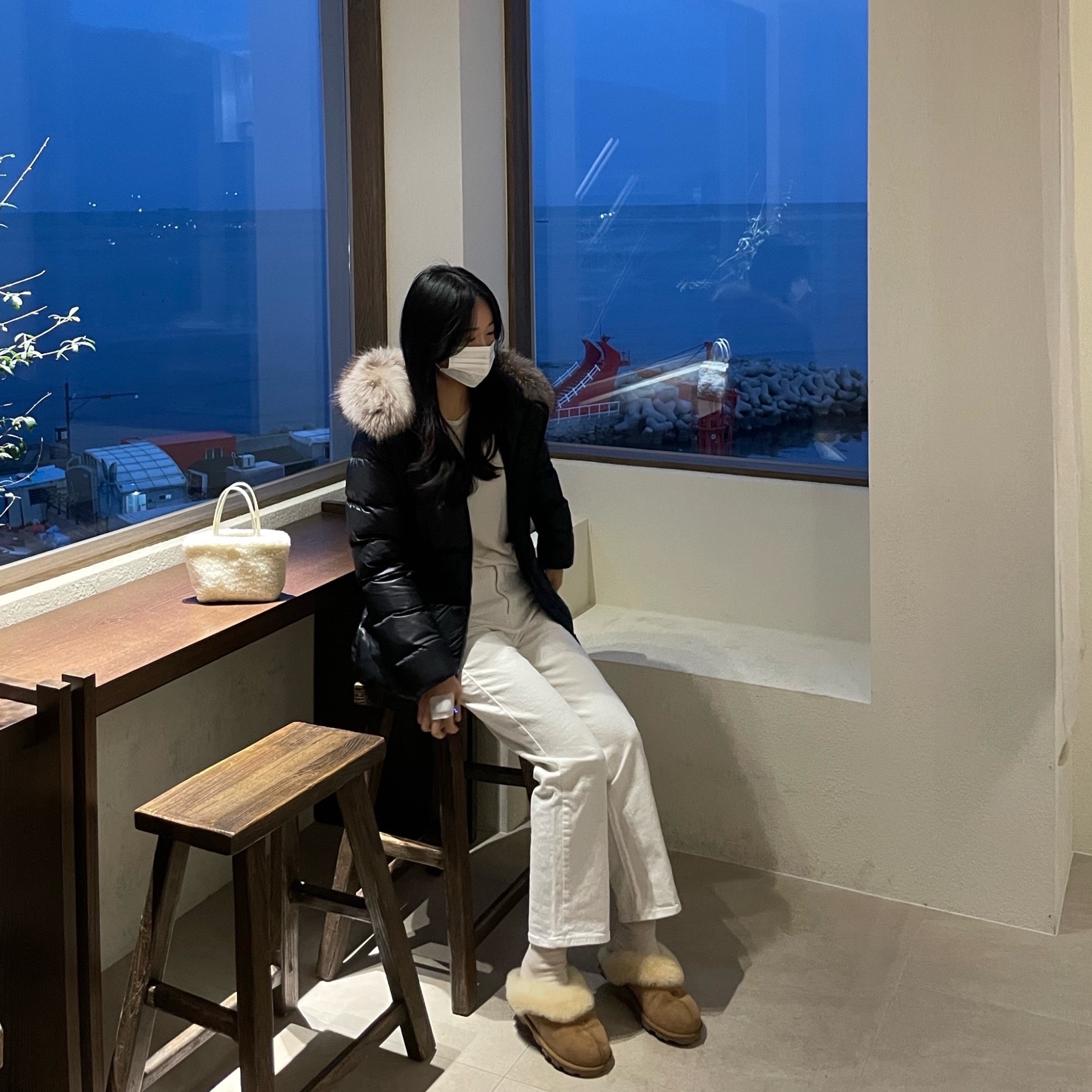 (W) UGG Coquette Slipper Chestnut, (W) Moncler Boed Short Down Jacket Black - 21FW 착용 스타일